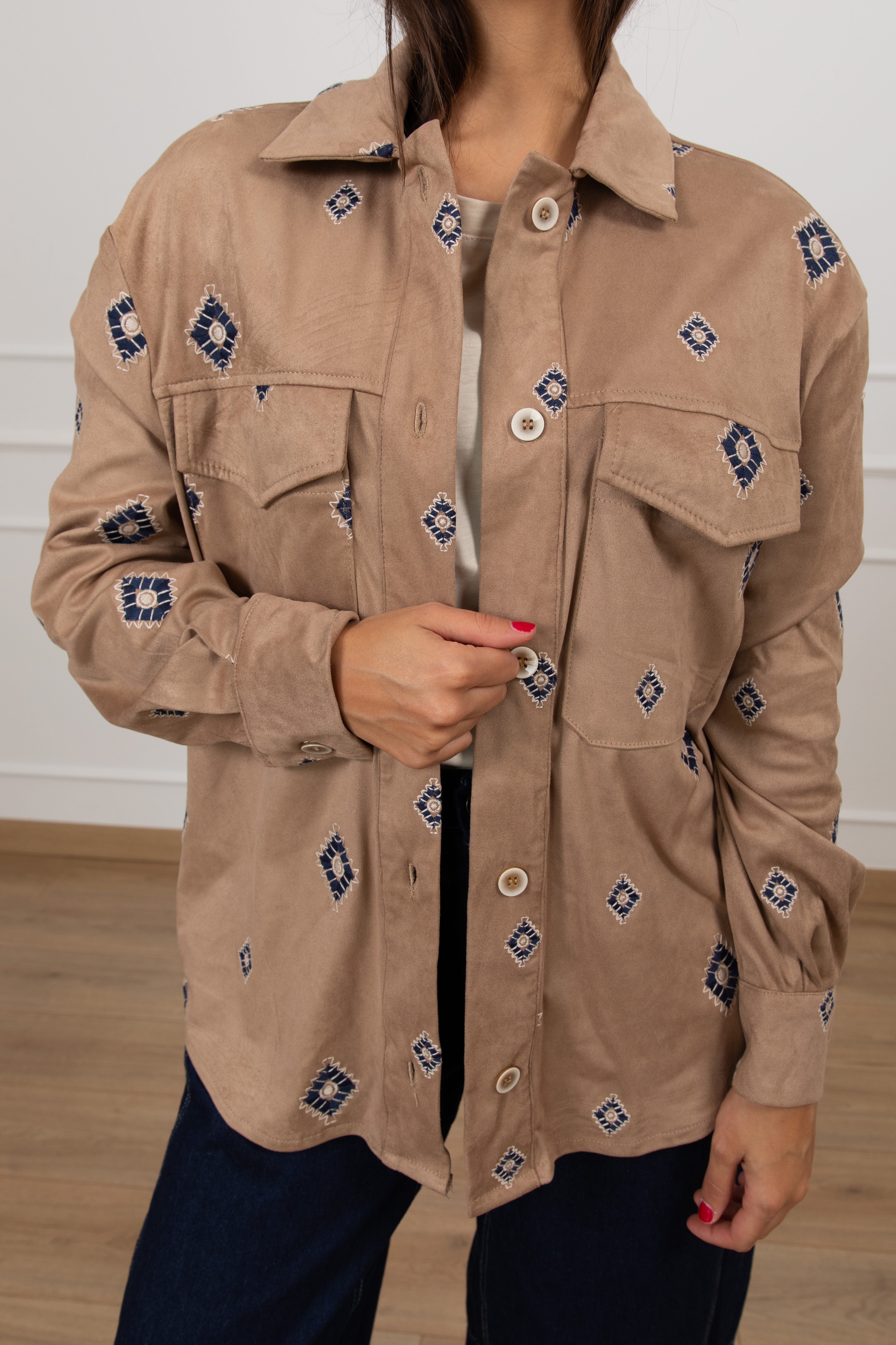 Giacca-camicia in eco-camoscio con ricamo ikat Susy Mix