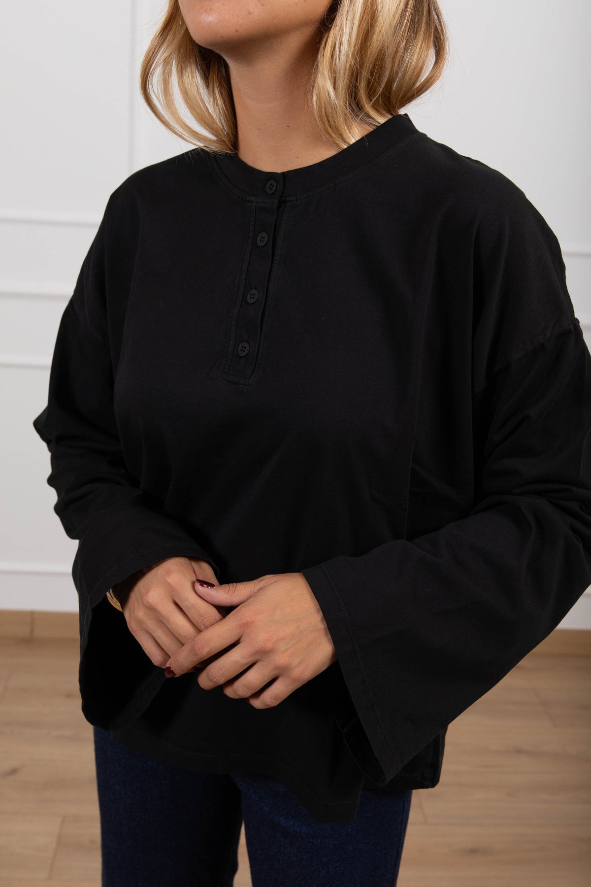 T-shirt serafino manica campana variante nero Susy Mix
