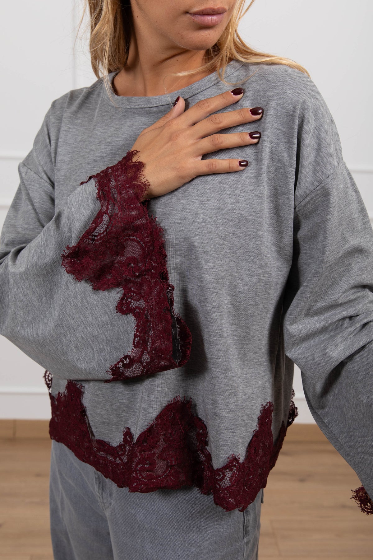 T-shirt con manica ampia e pizzo variante grigio/bordeaux Haveone