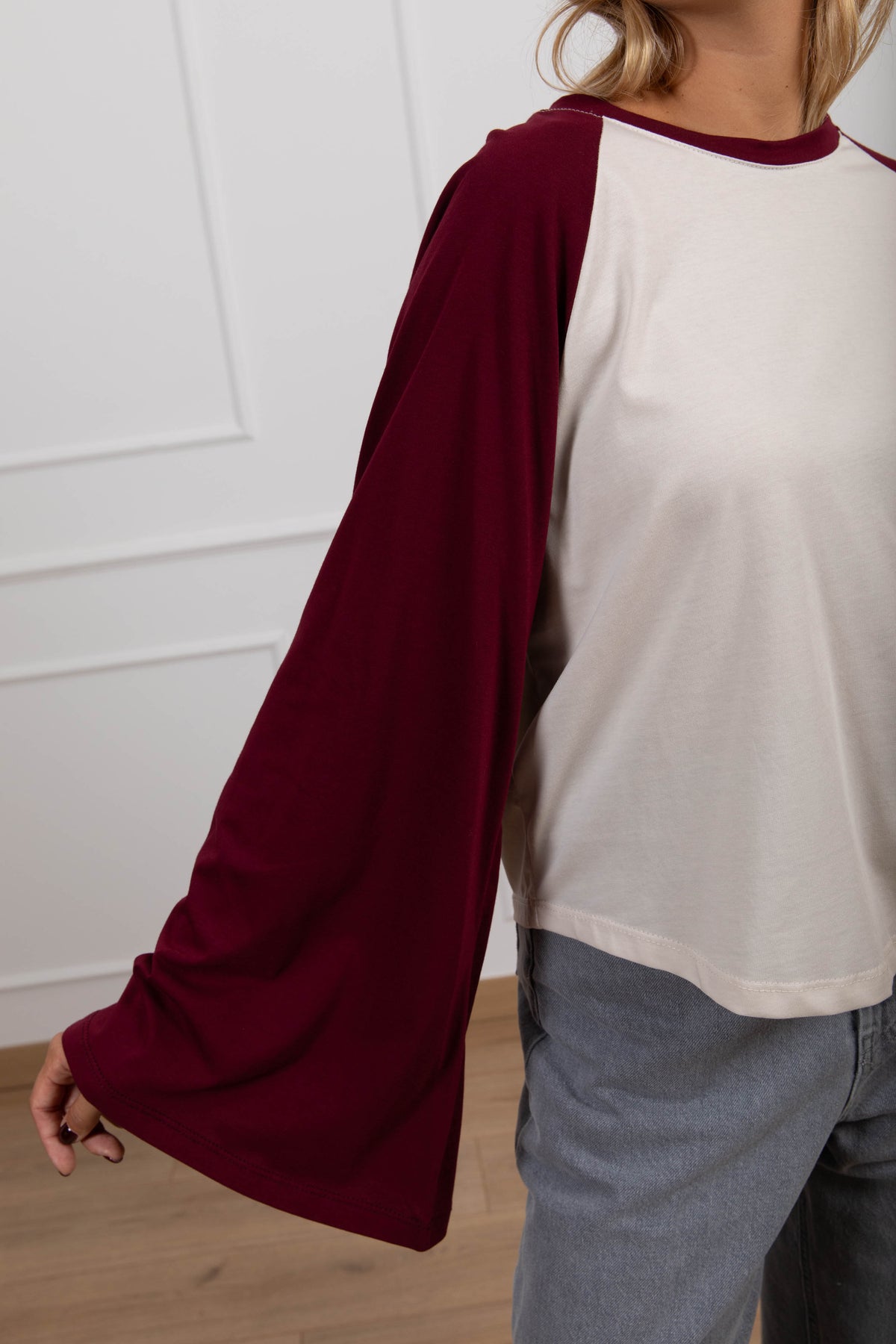 T-shirt con manica svasata a contrasto variante bordeaux/burro ViCOLO