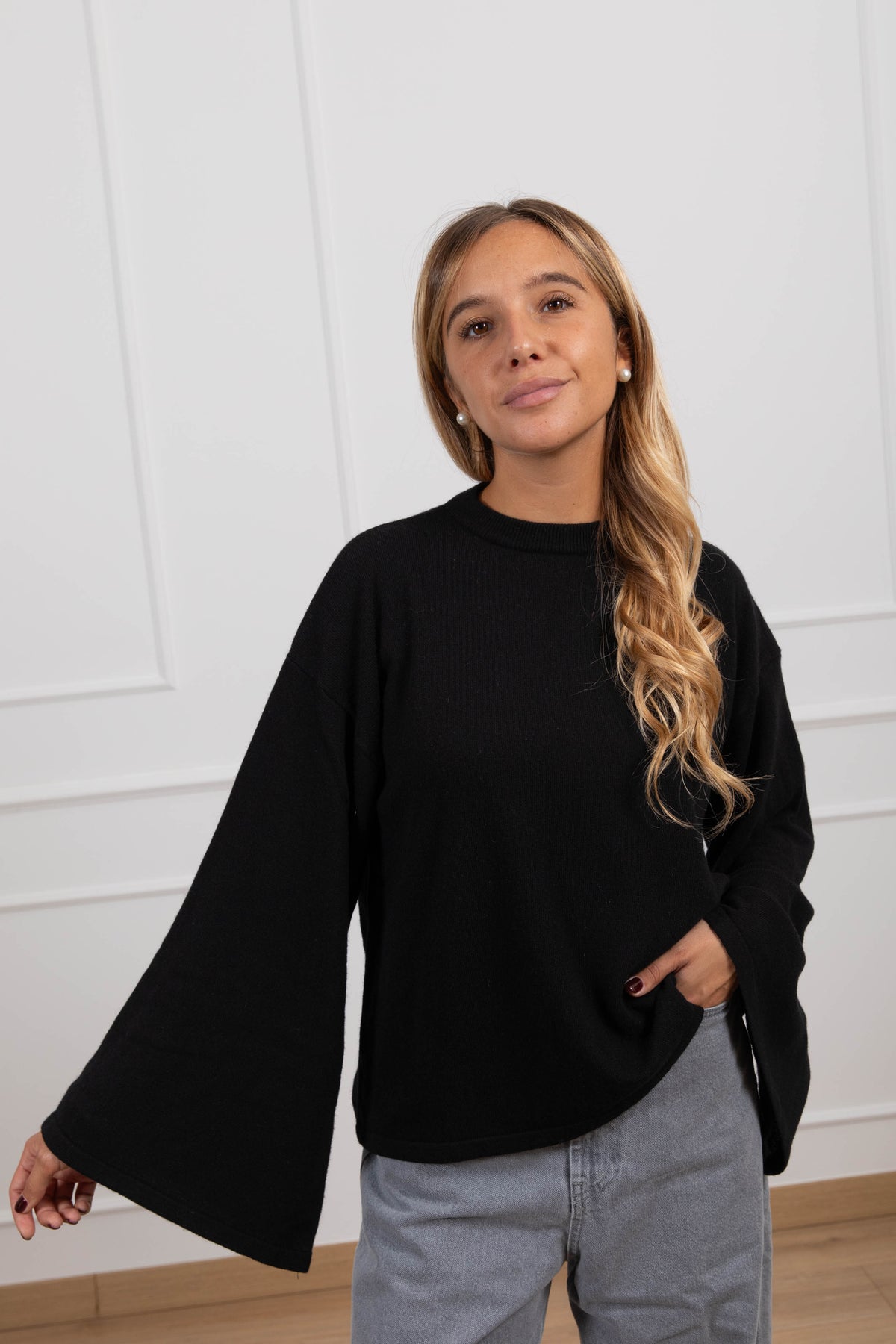 Pull girocollo manica svasata variante nero ViCOLO
