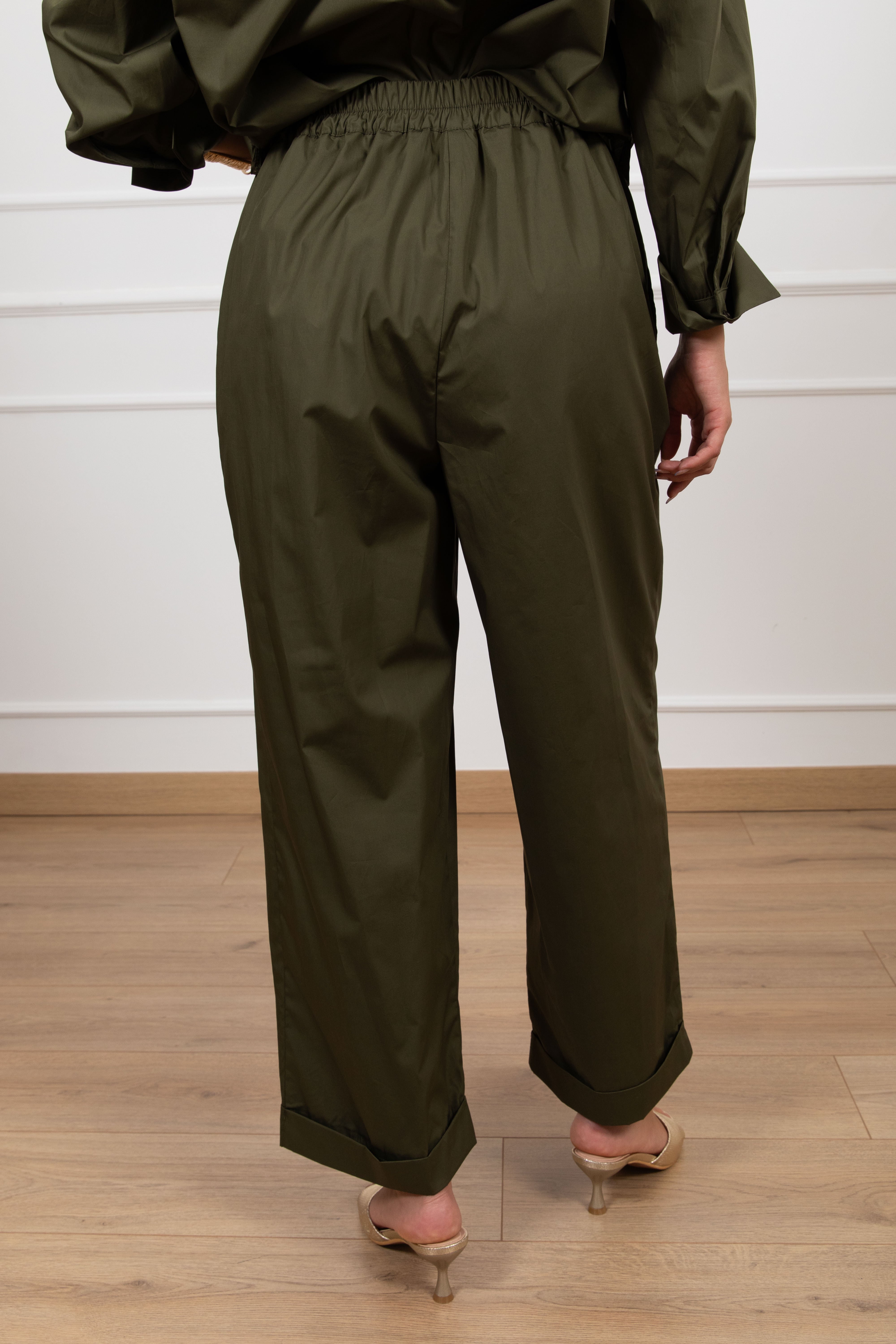 Pantalone carrot-fit con elastico Tensione IN