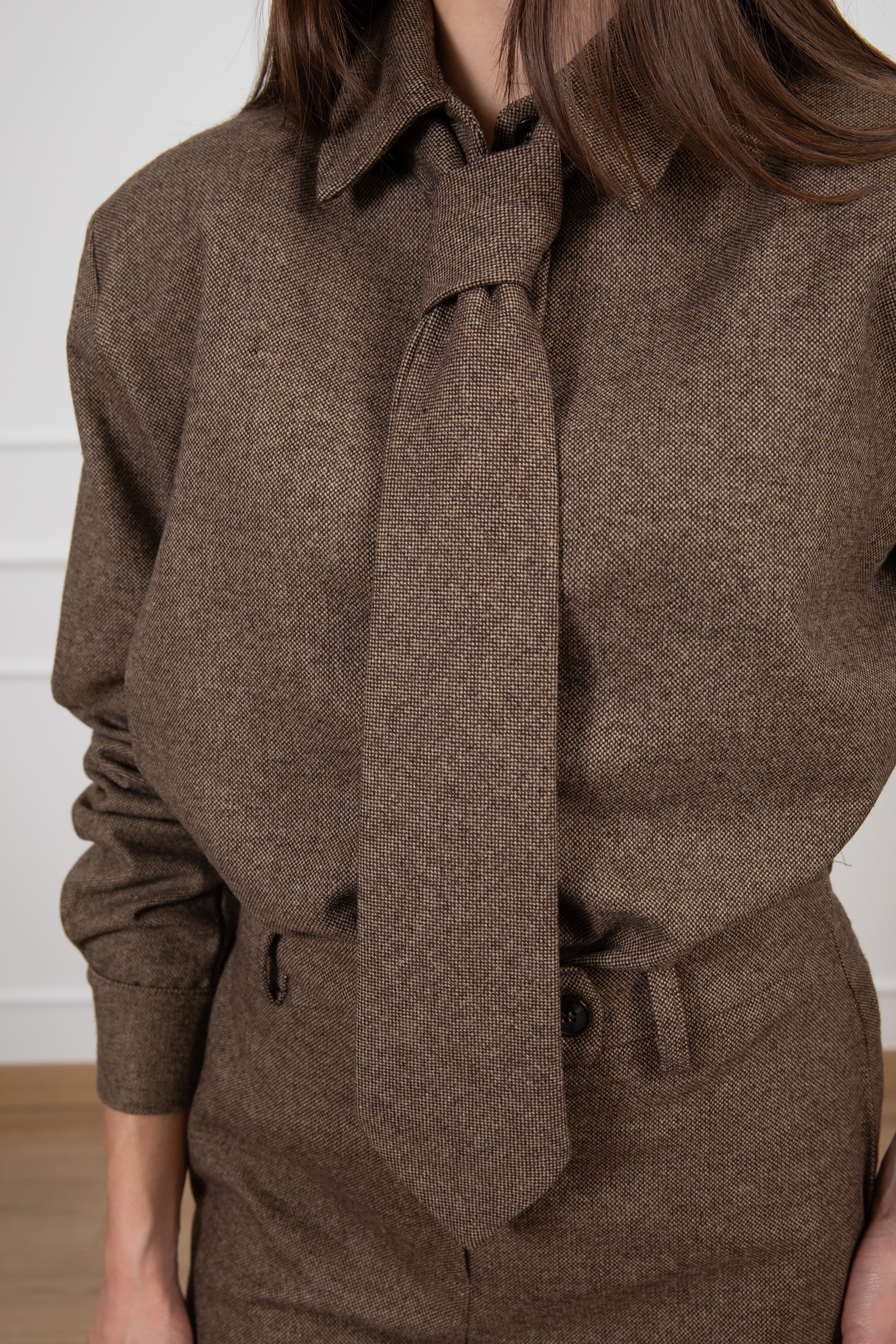 Camicia spallina imbottita con cravatta sale e pepe in lana Tensione IN