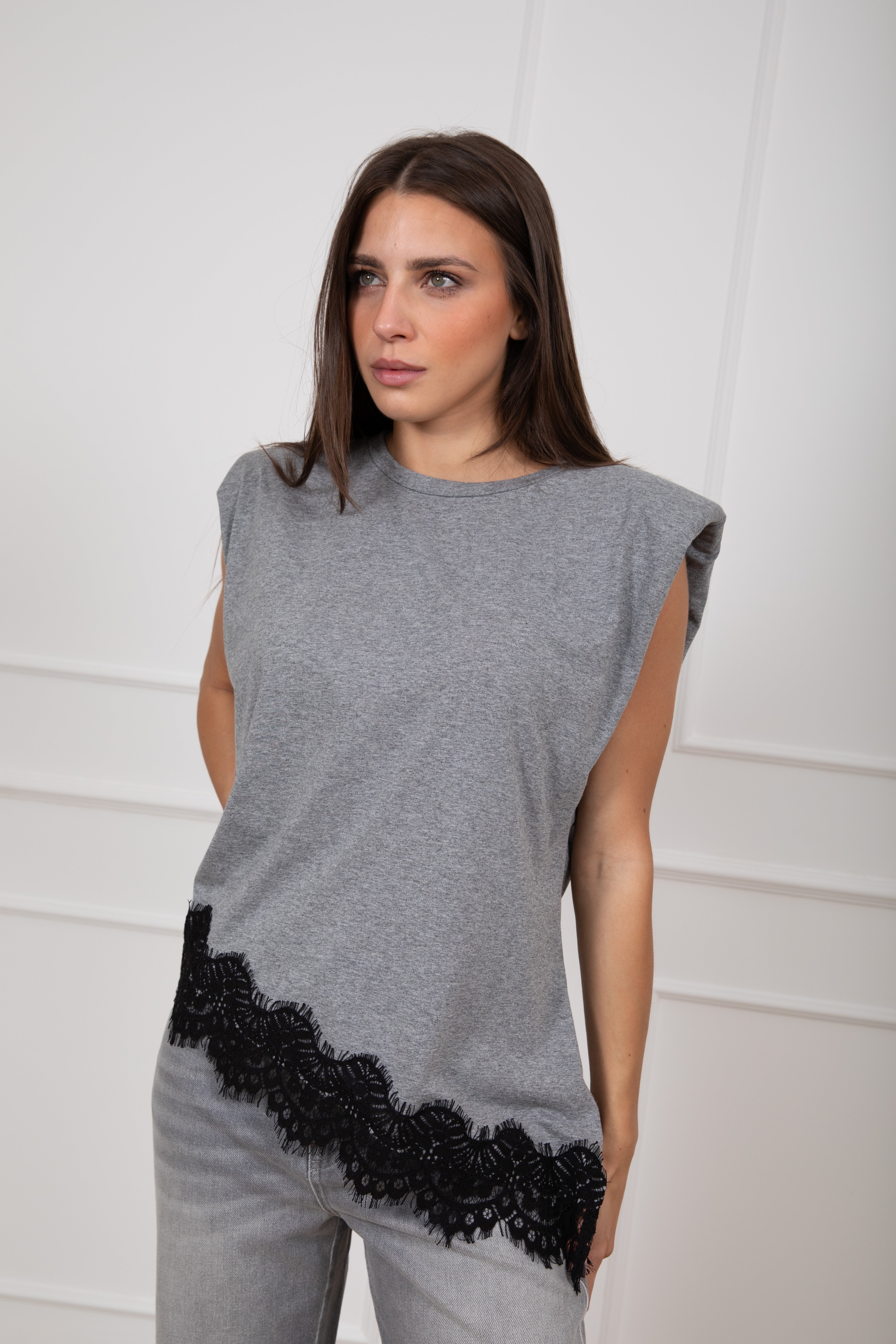 T-shirt smanicata spallina imbottita con fondo asimmetrico e pizzo Tensione IN