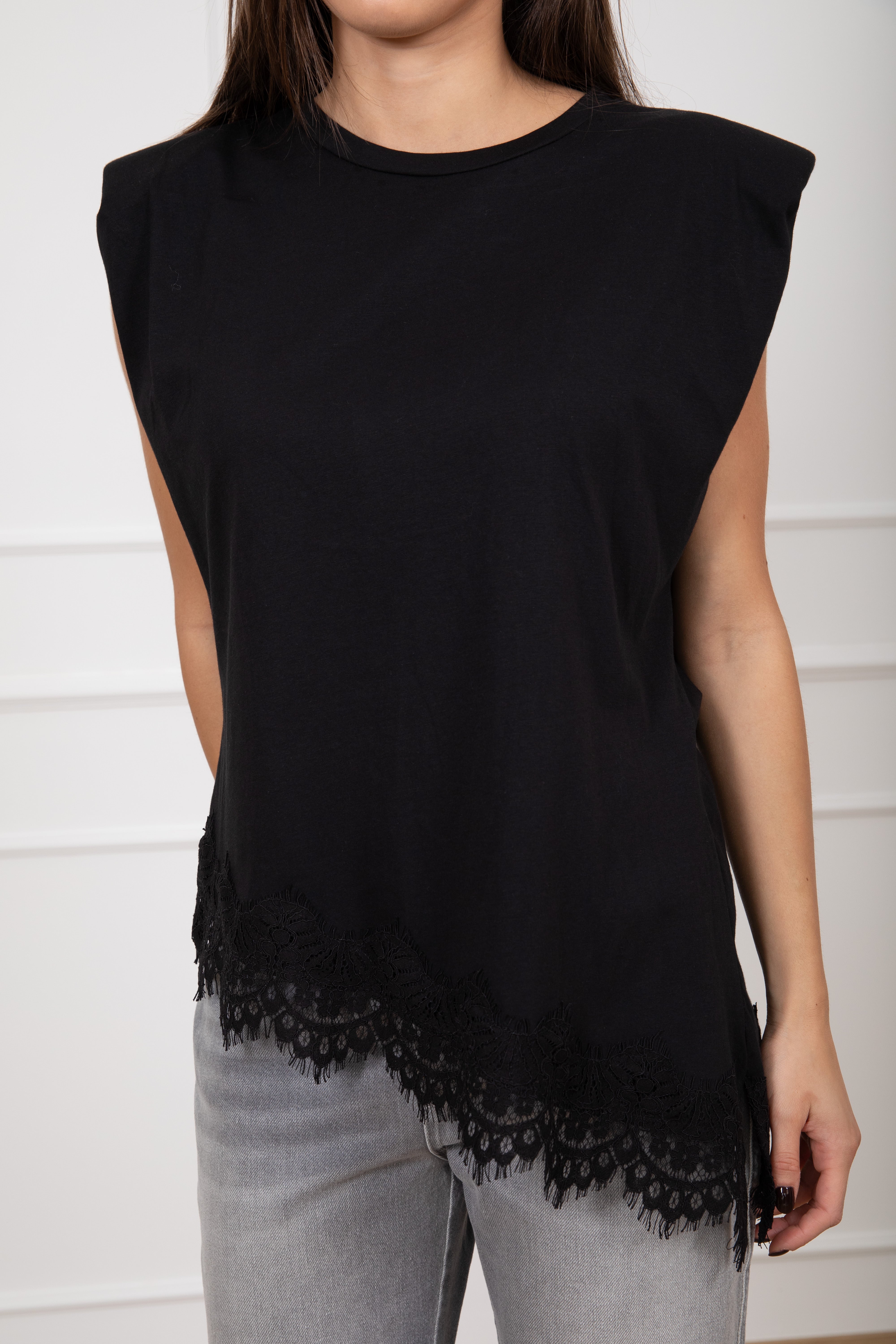 T-shirt smanicata spallina imbottita con fondo asimmetrico e pizzo Tensione IN