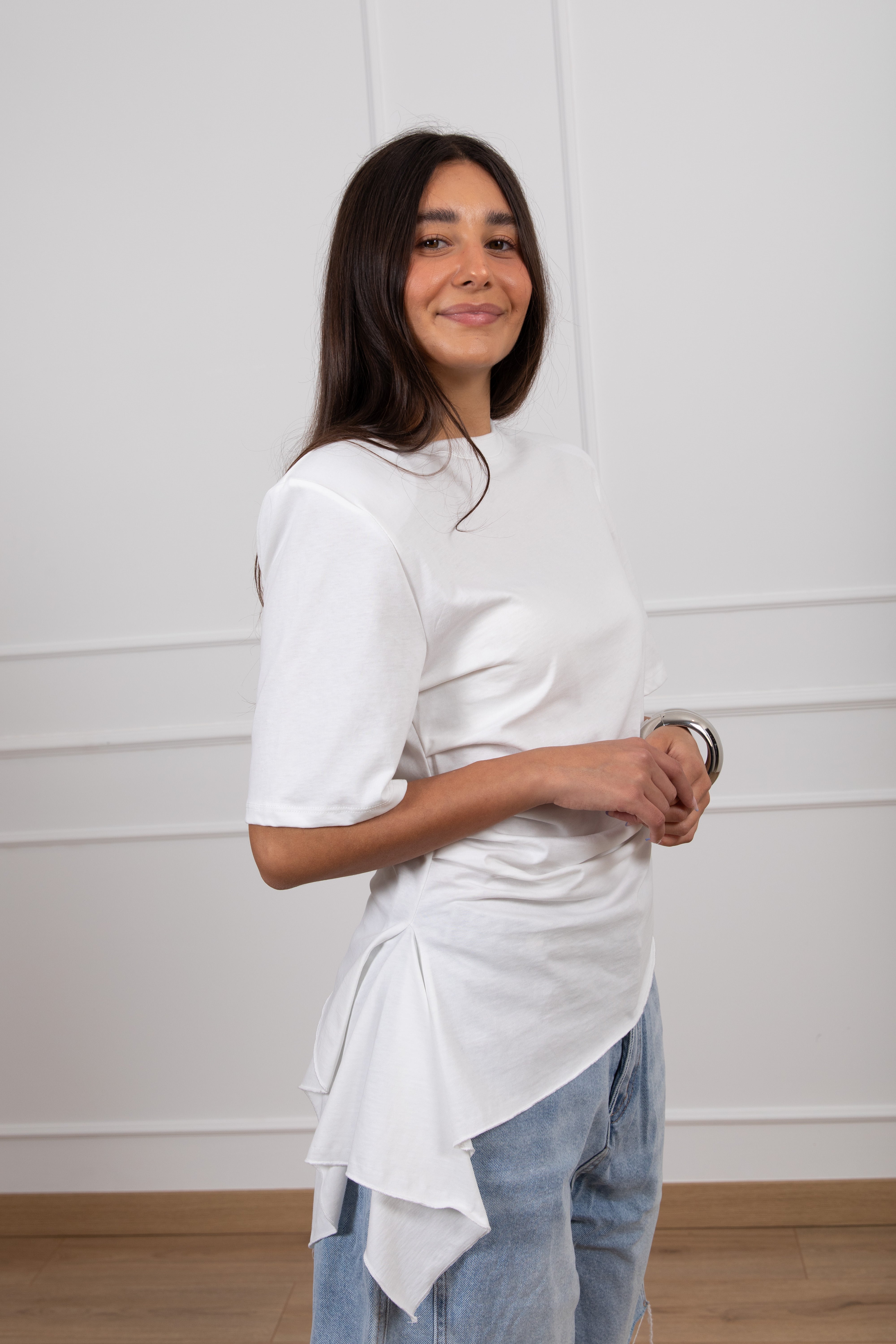 T-shirt con drappeggio e spallina imbottita ViCOLO