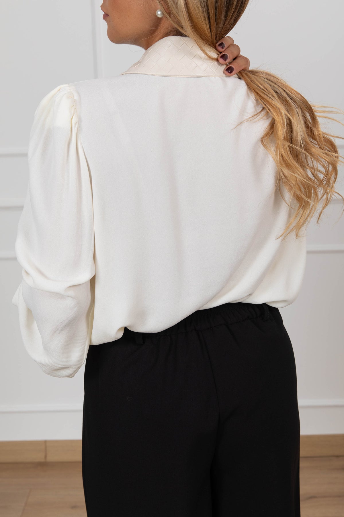 Camicia in crepe con dettagli in eco-pelle intrecciata variante panna Motel
