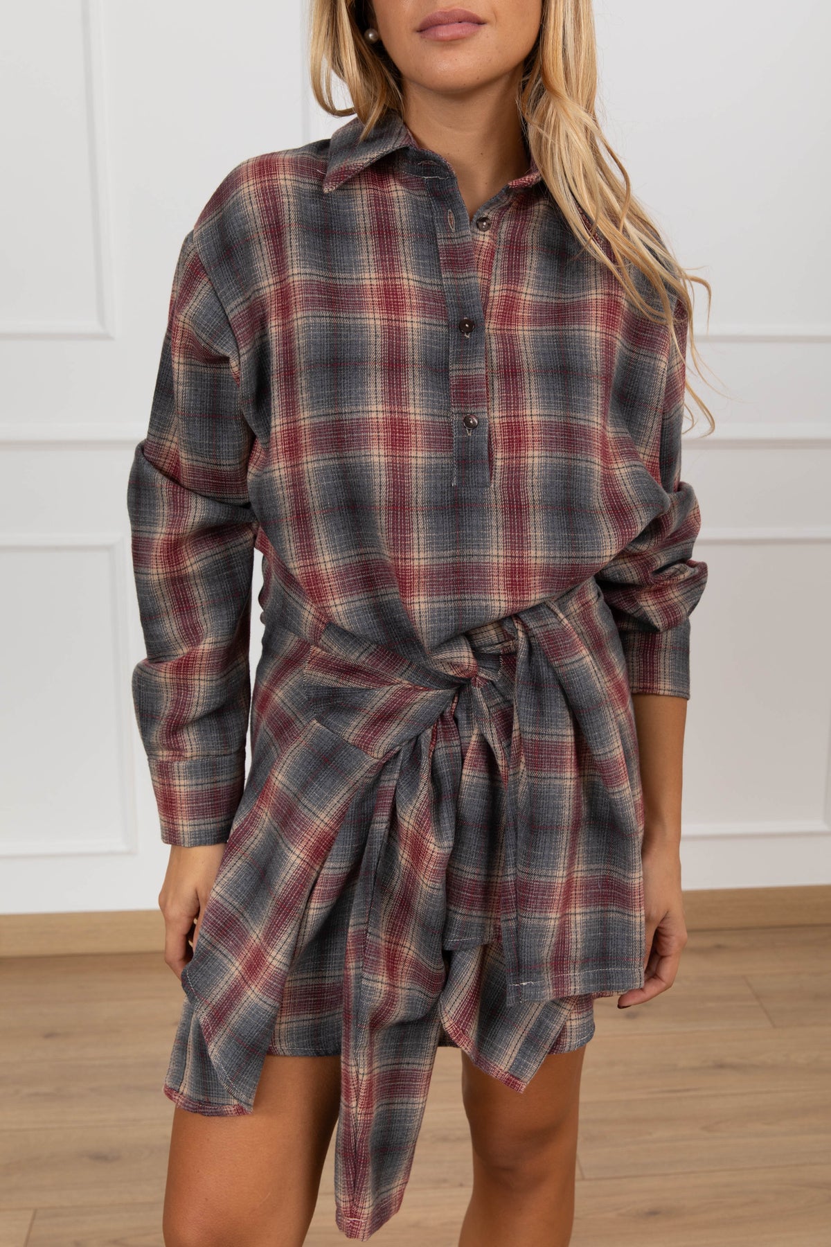 Mini-abito check bordeaux effetto camicia annodata Haveone