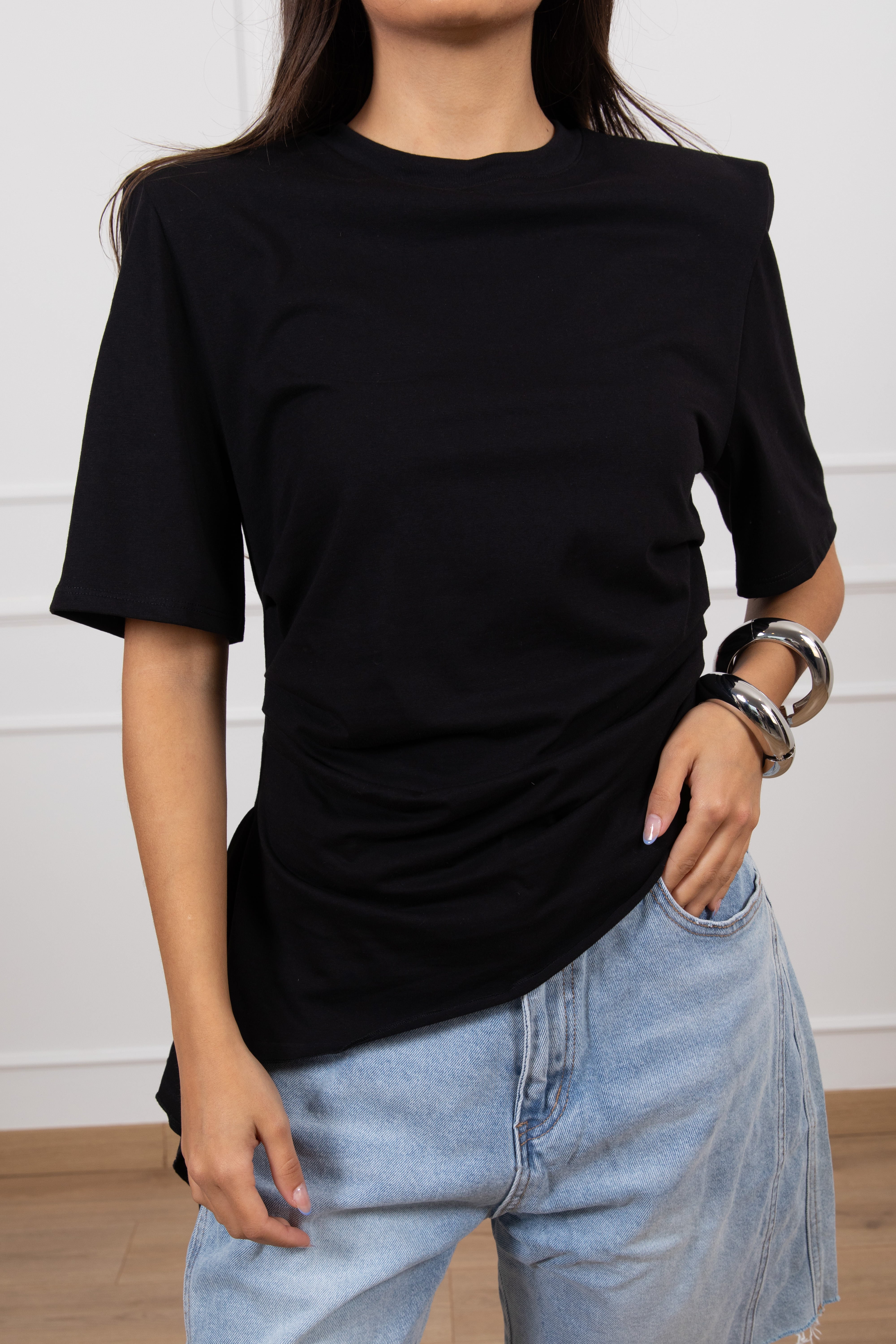 T-shirt con drappeggio e spallina imbottita ViCOLO