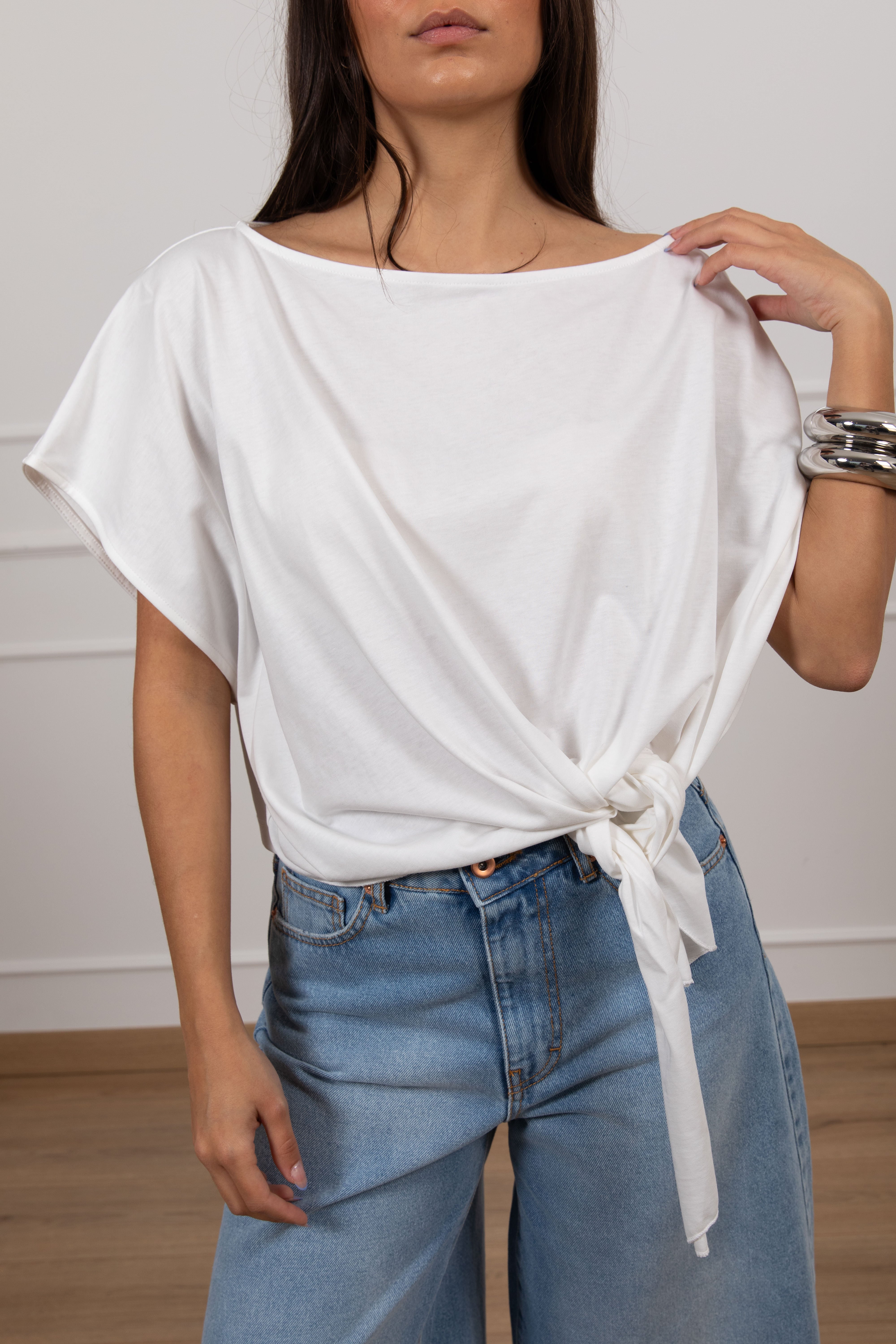 T-shirt con scollo a barchetta e nodo ViCOLO
