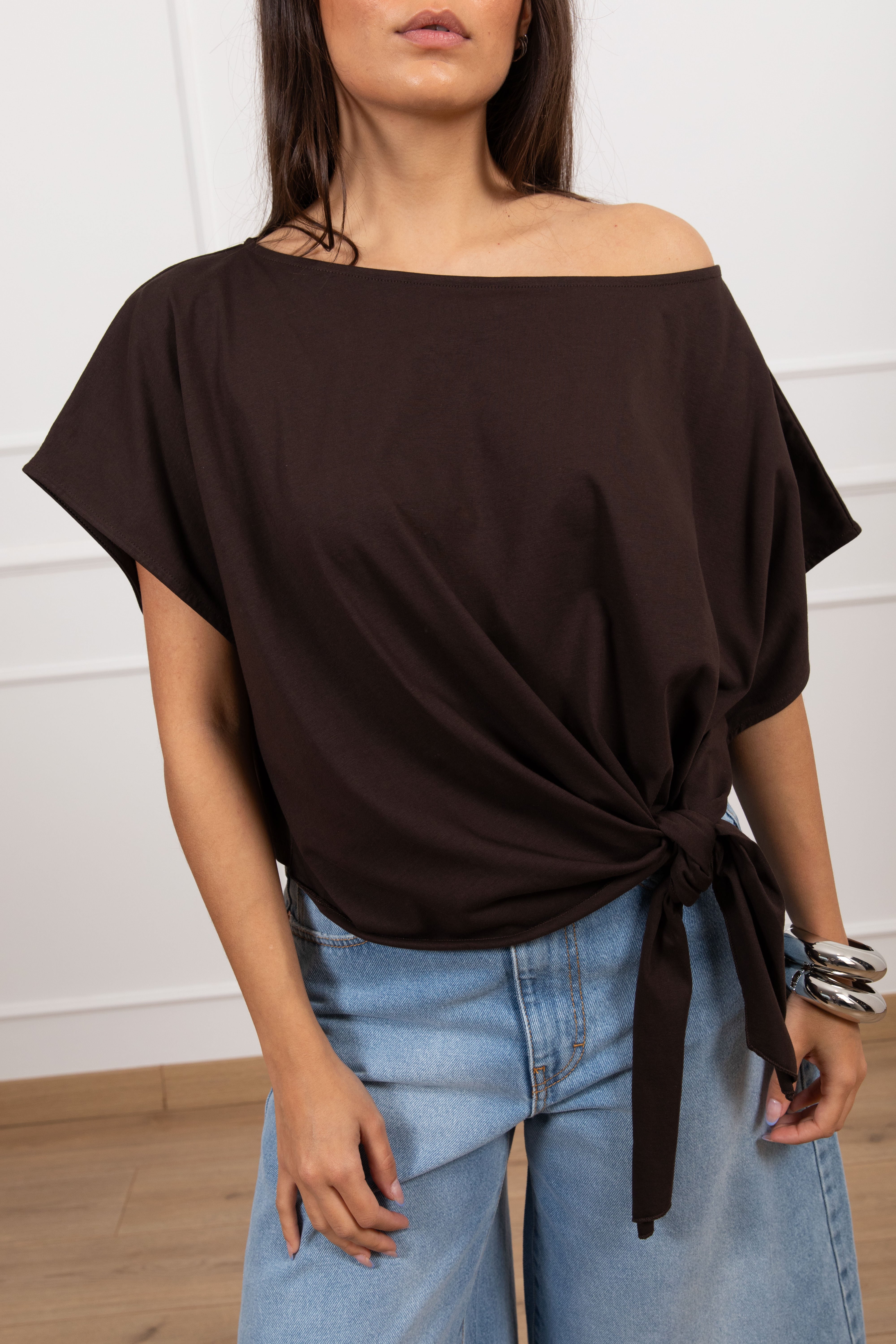 T-shirt con scollo a barchetta e nodo ViCOLO