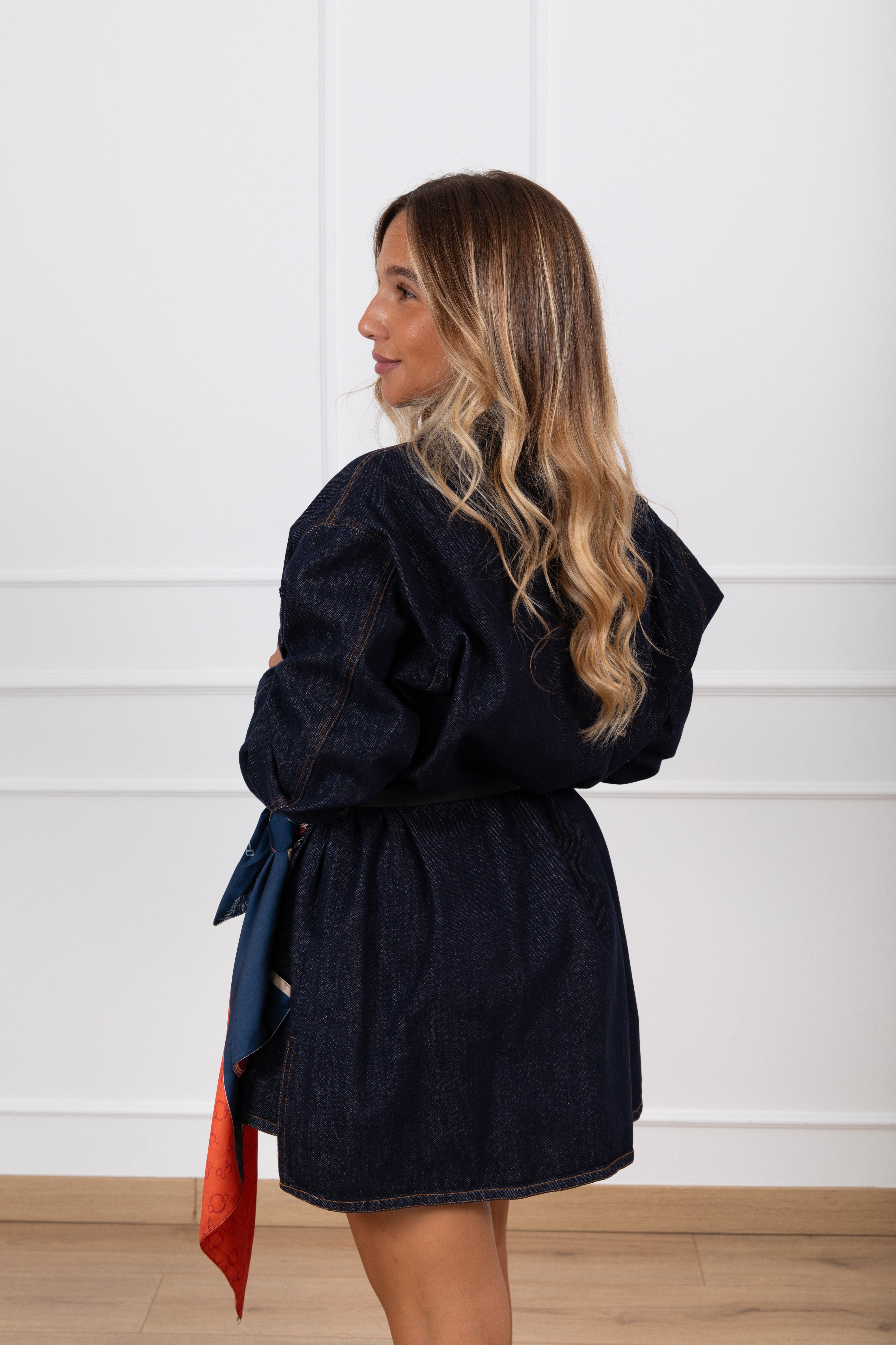 Mini-abito jeans con inserto foulard fantasia ferro di cavallo e cintura placca Tensione IN