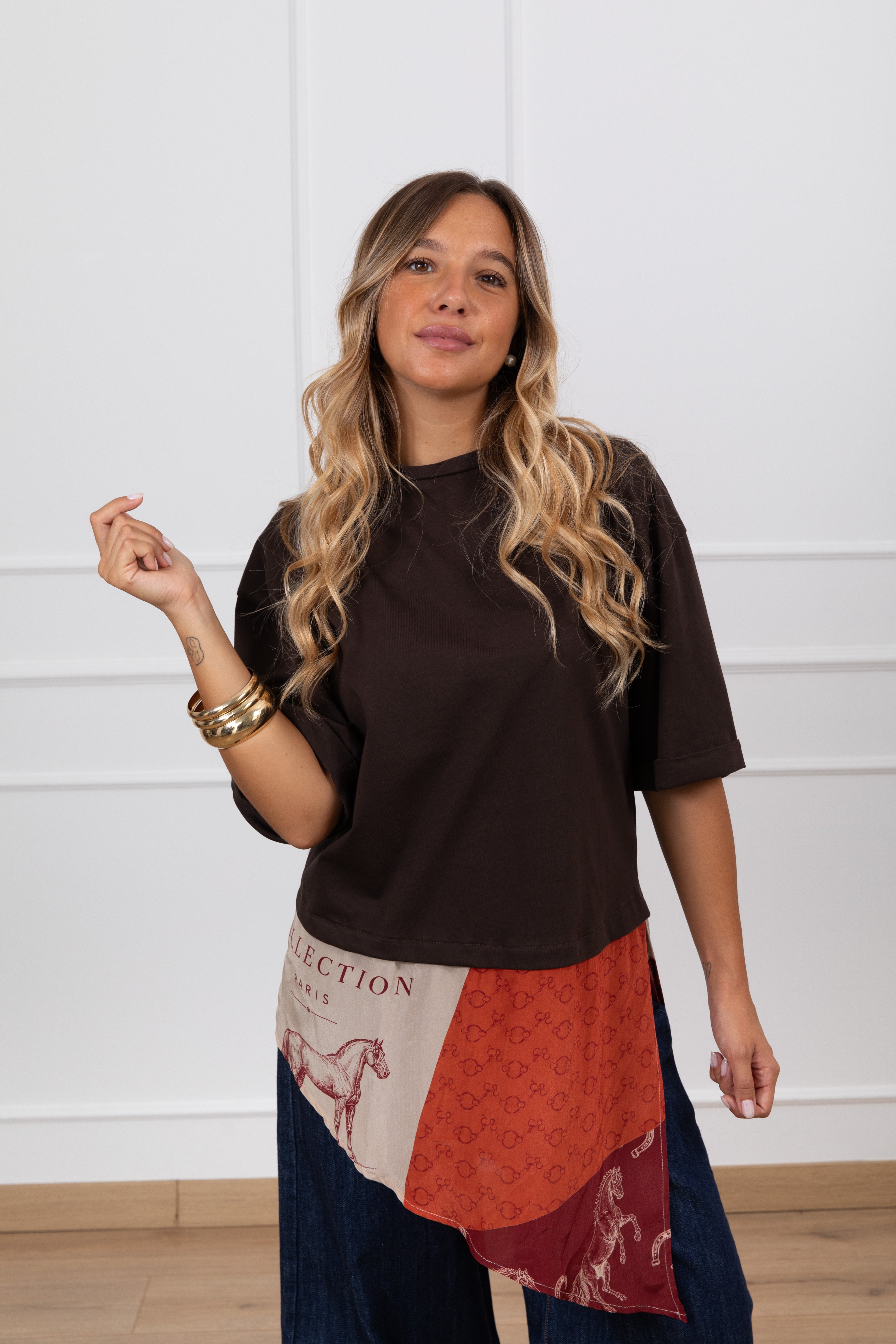 T-shirt con inserto foulard fantasia ferro di cavallo variante moro Tensione IN