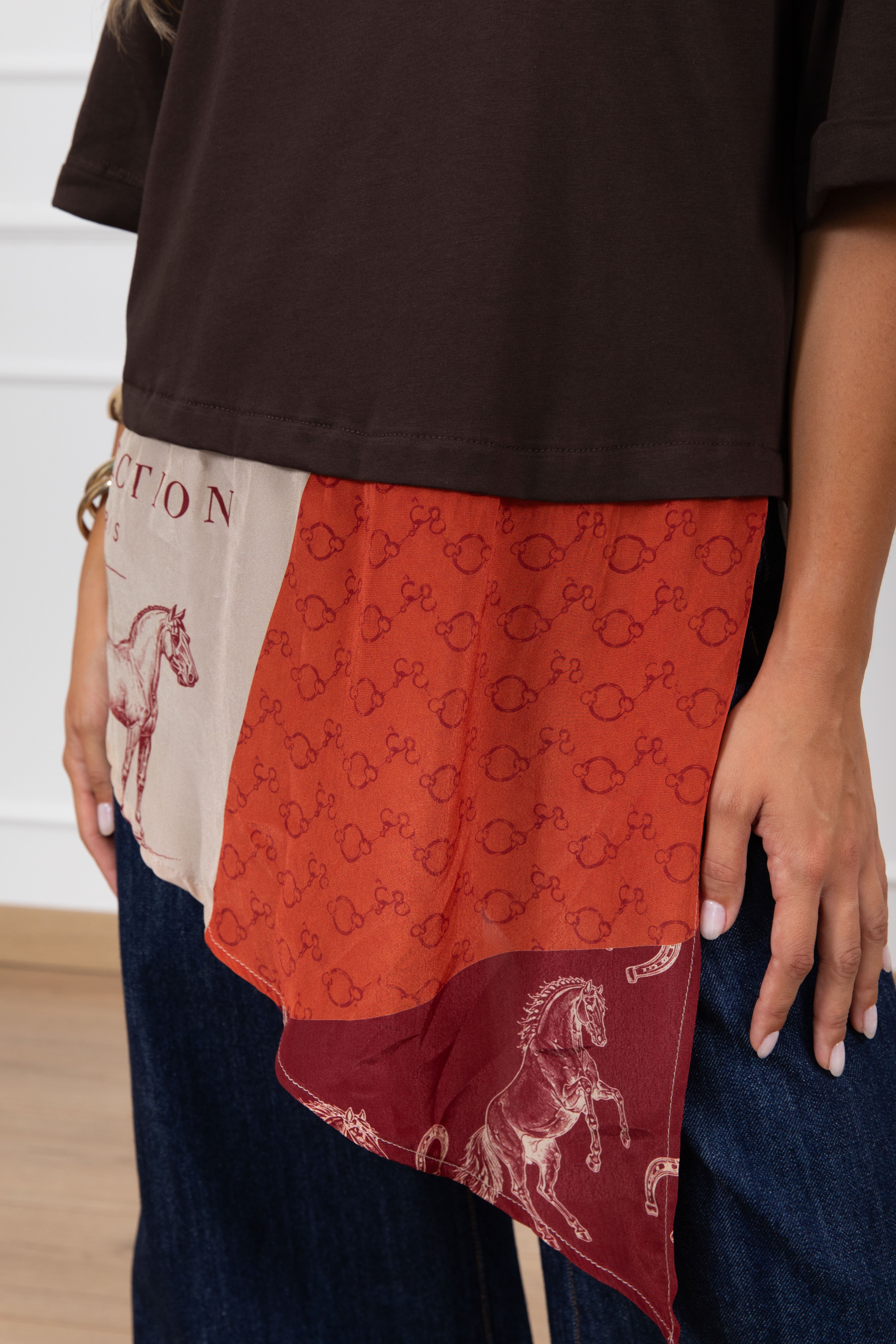 T-shirt con inserto foulard fantasia ferro di cavallo variante moro Tensione IN