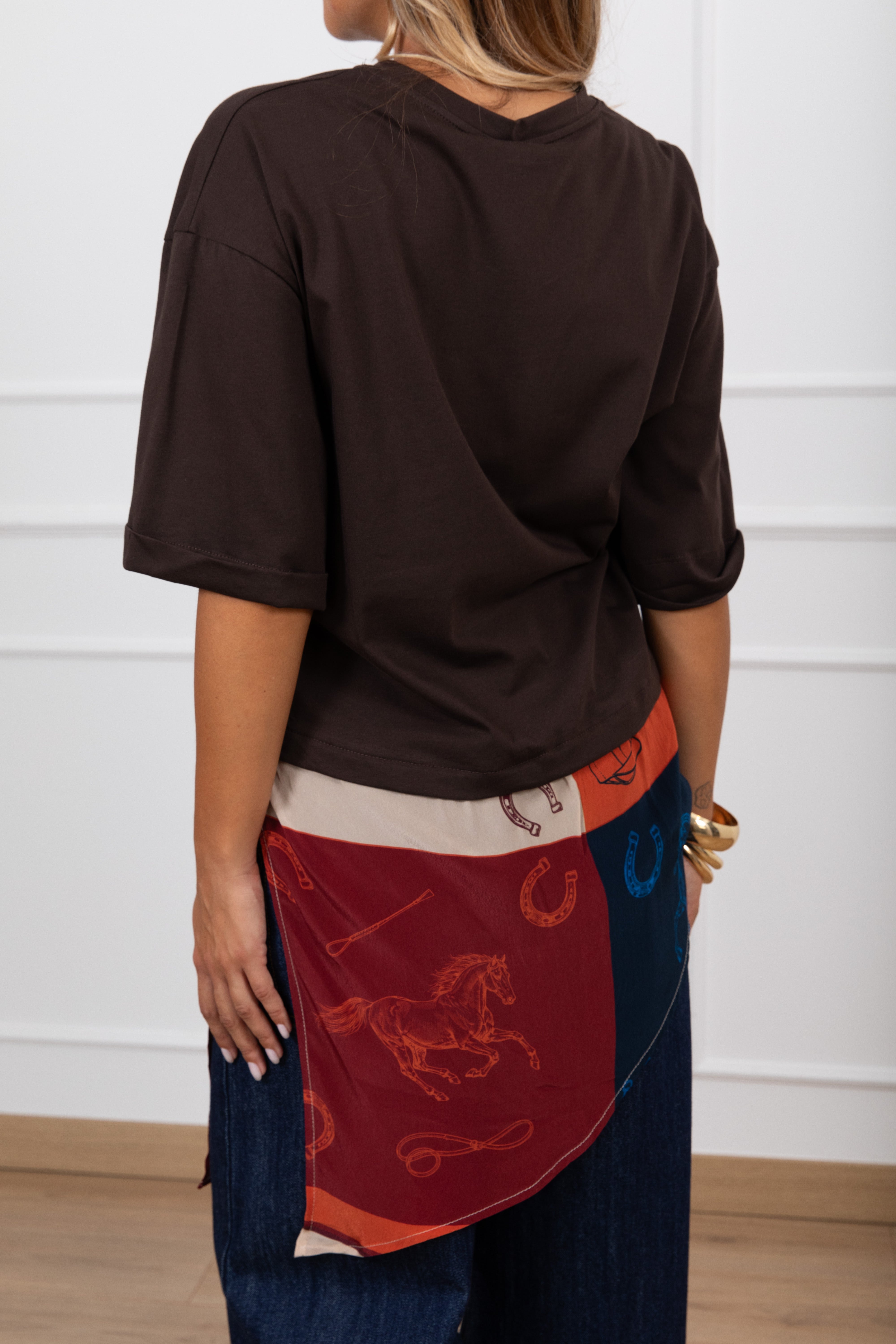 T-shirt con inserto foulard fantasia ferro di cavallo variante moro Tensione IN