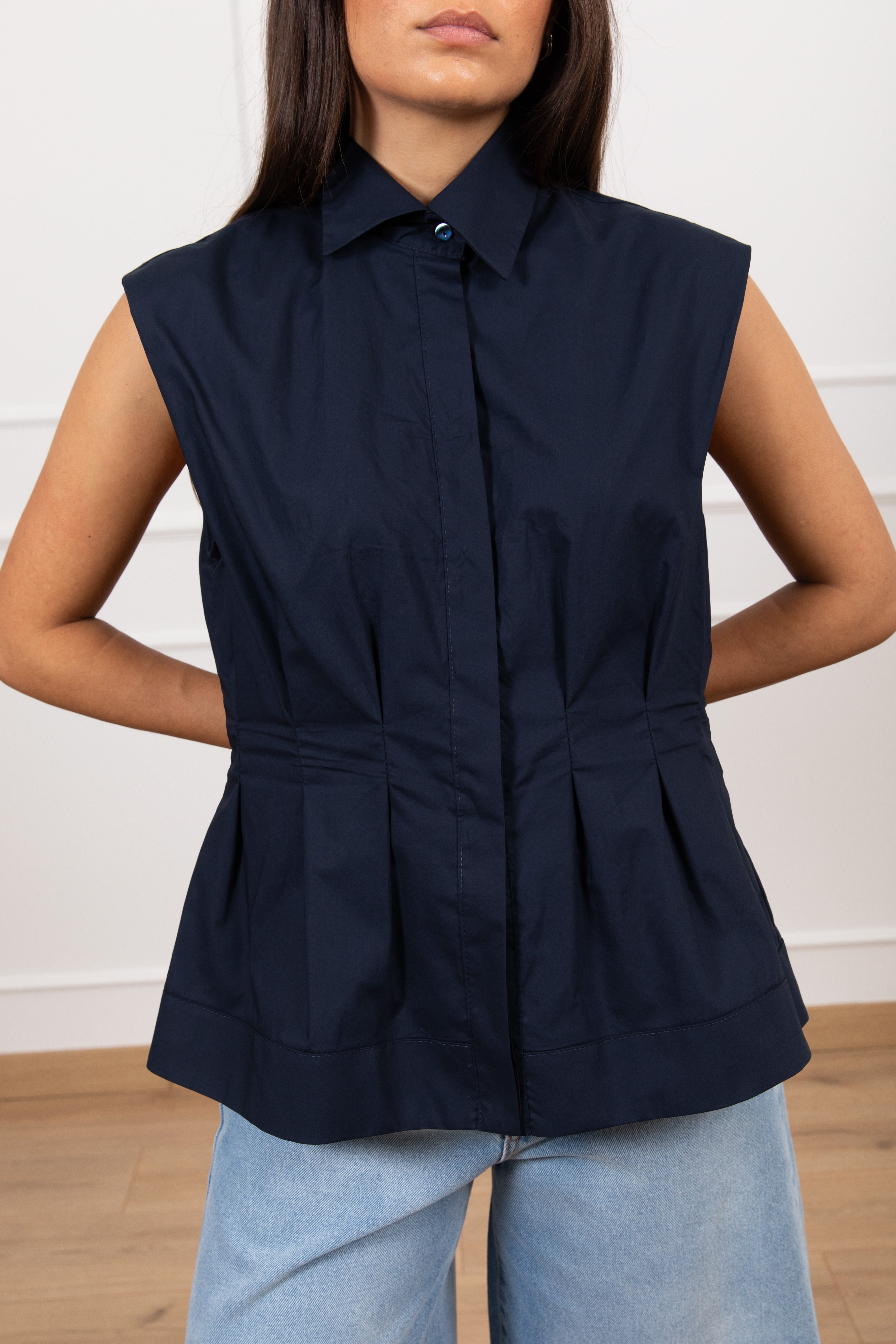Camicia smanicata con riprese e godet ViCOLO