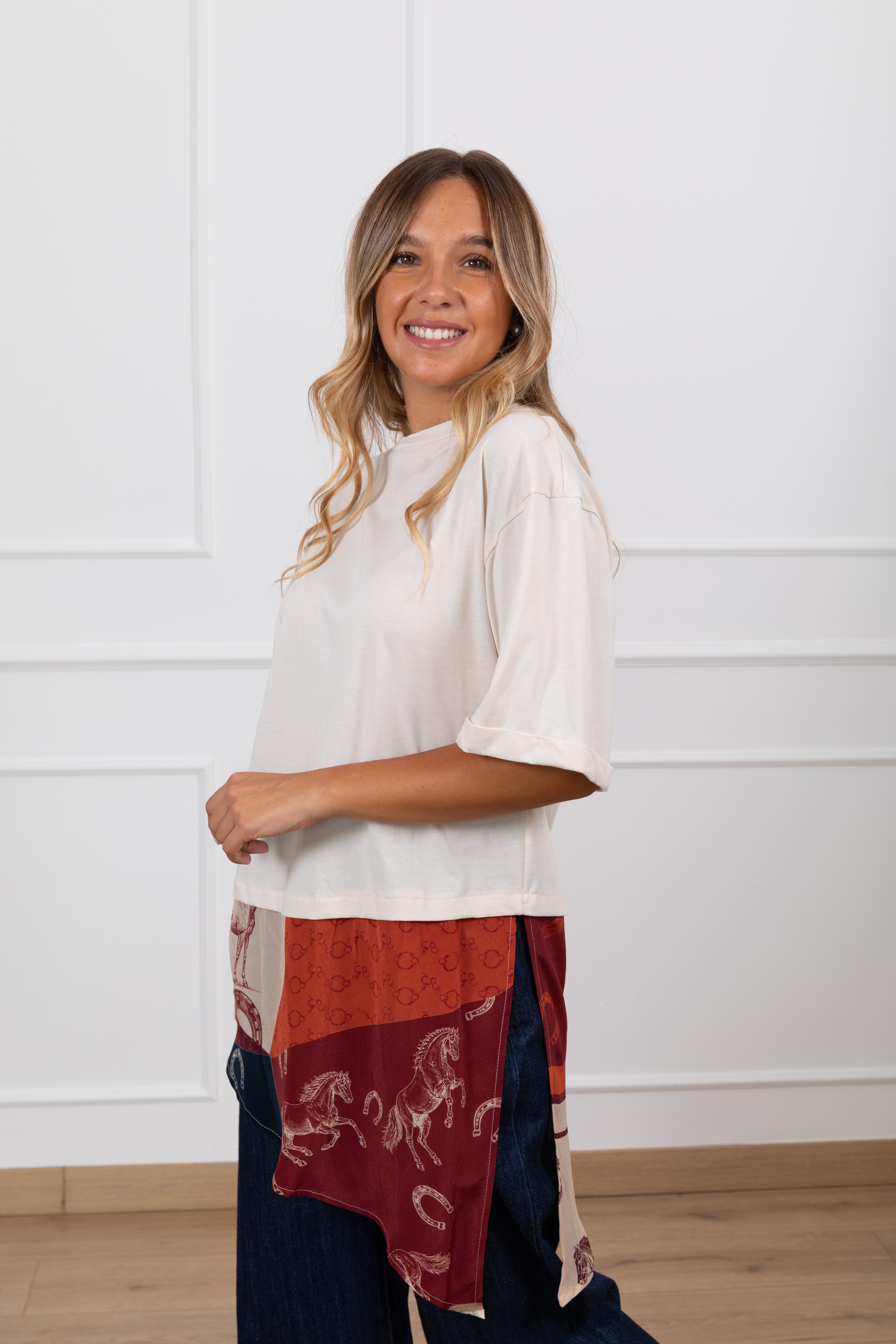 T-shirt con inserto foulard fantasia ferro di cavallo variante burro Tensione IN