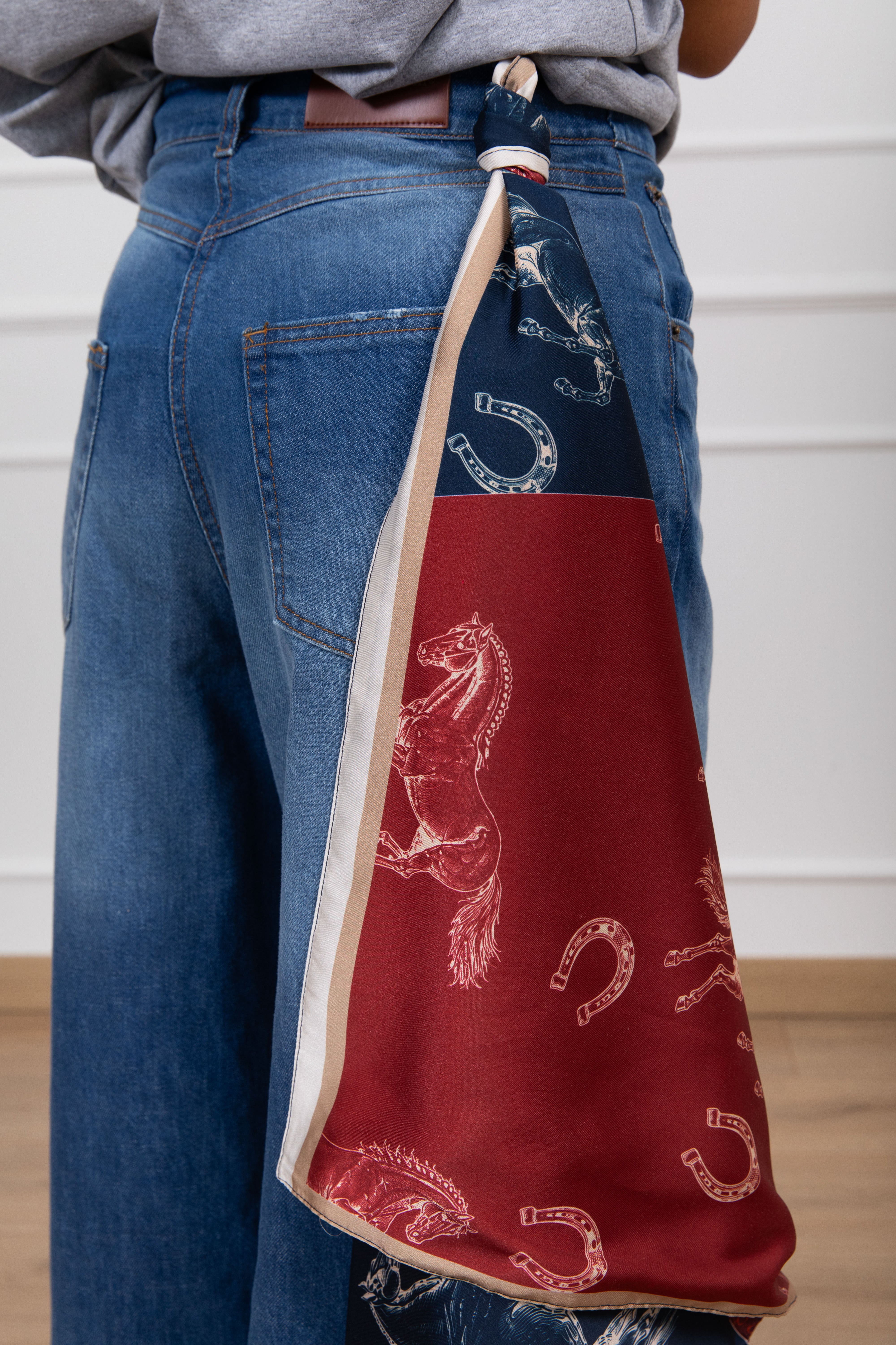 Jeans con foulard fantasia ferro di cavallo Tensione IN