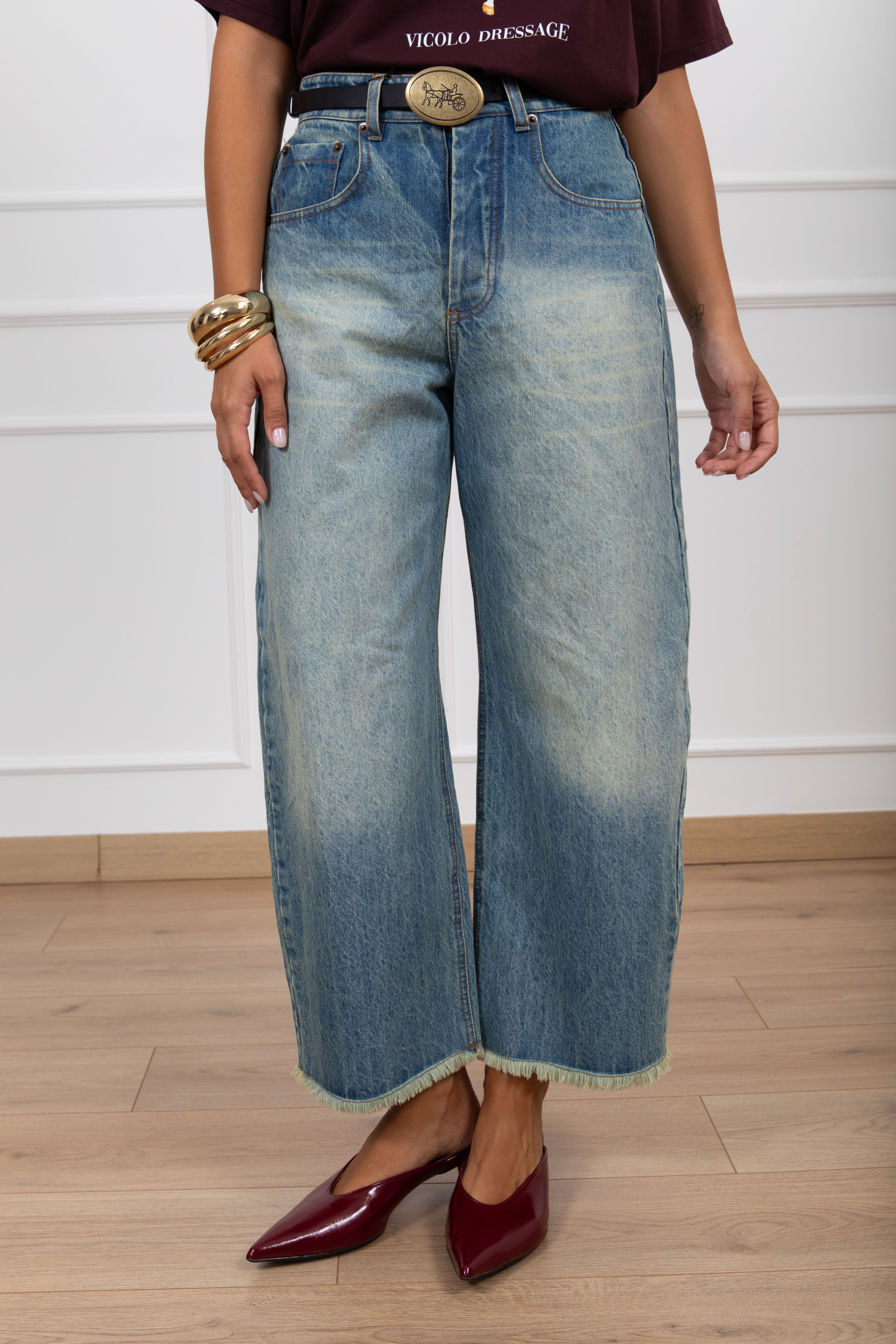 Jeans fondo sfrangiato con cintura placca Tensione IN