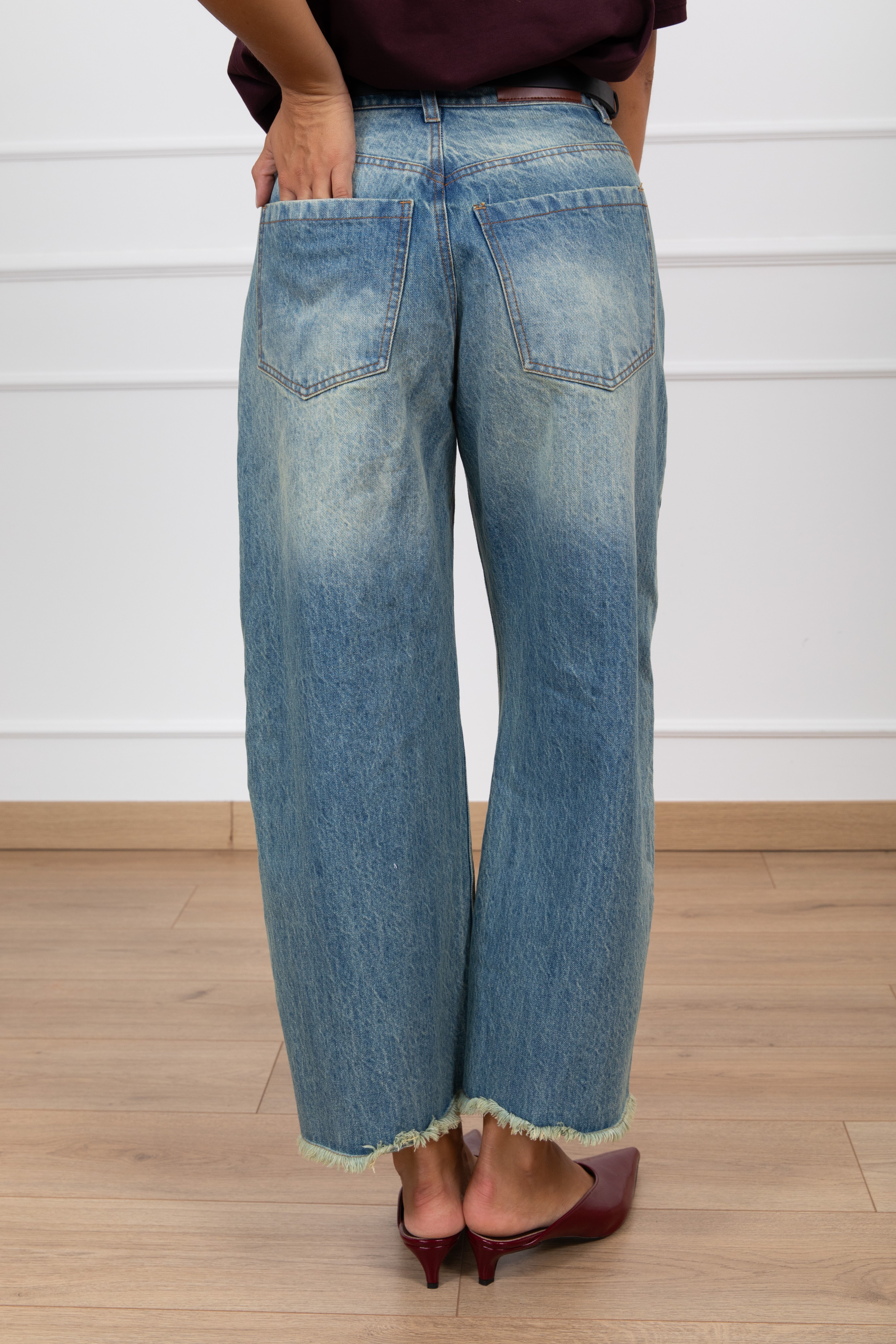 Jeans fondo sfrangiato con cintura placca Tensione IN