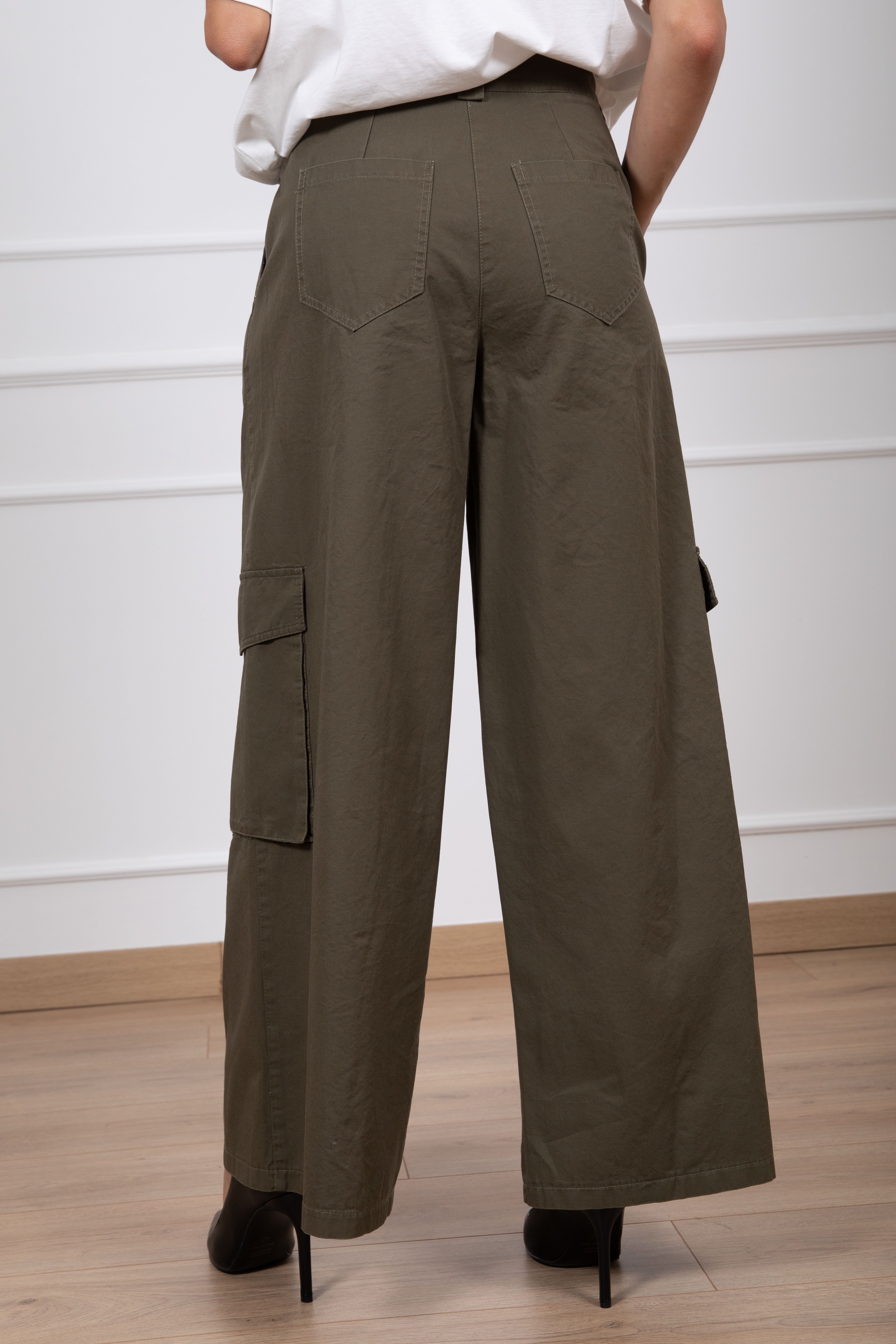 Pantalone cargo con pinces e zip sul fondo Tensione IN