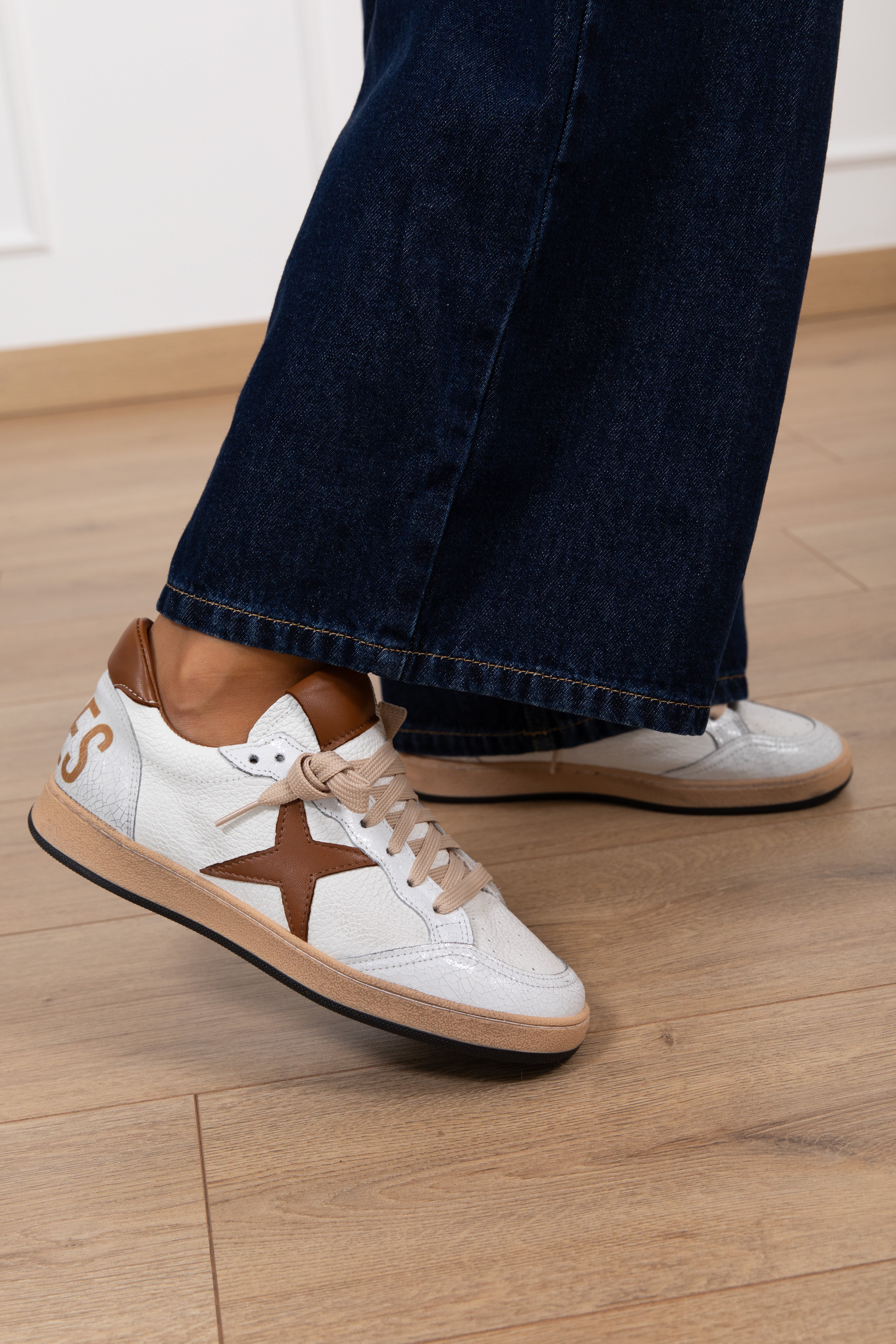 Sneakers "Good vibes" in pelle variante cuoio Divine Follie