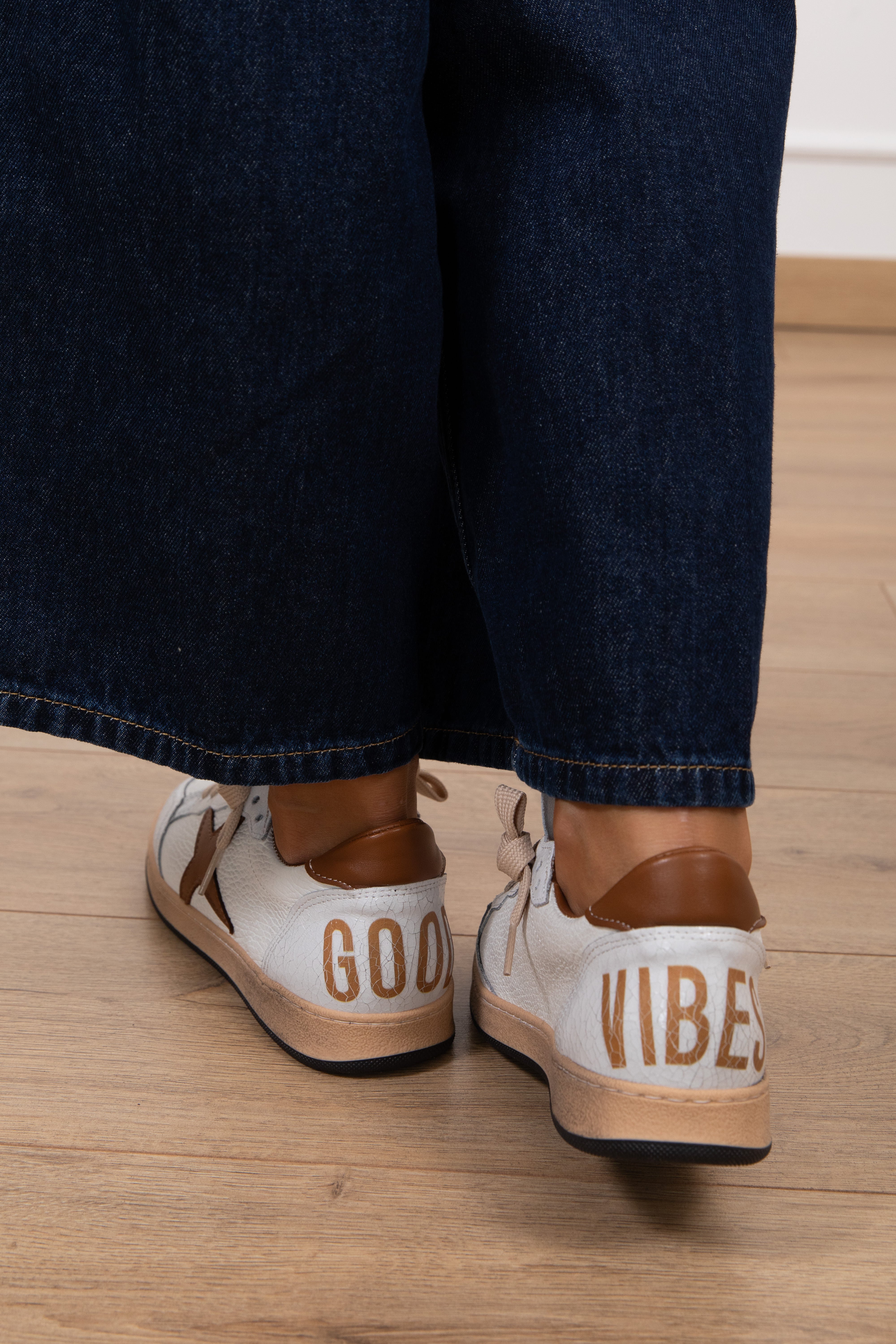 Sneakers "Good vibes" in pelle variante cuoio Divine Follie