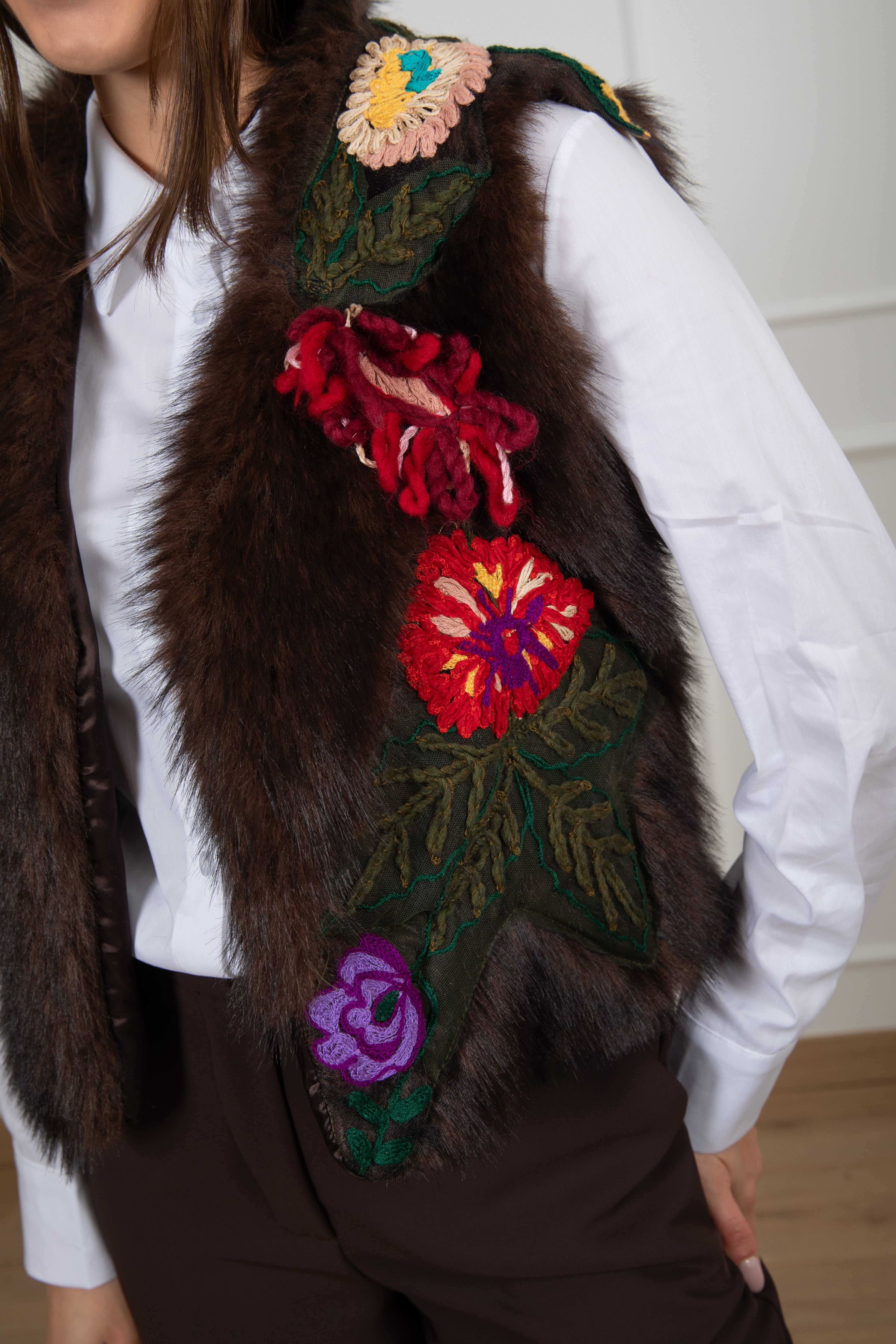 Gilet in eco-pelliccia con ricami Tensione IN