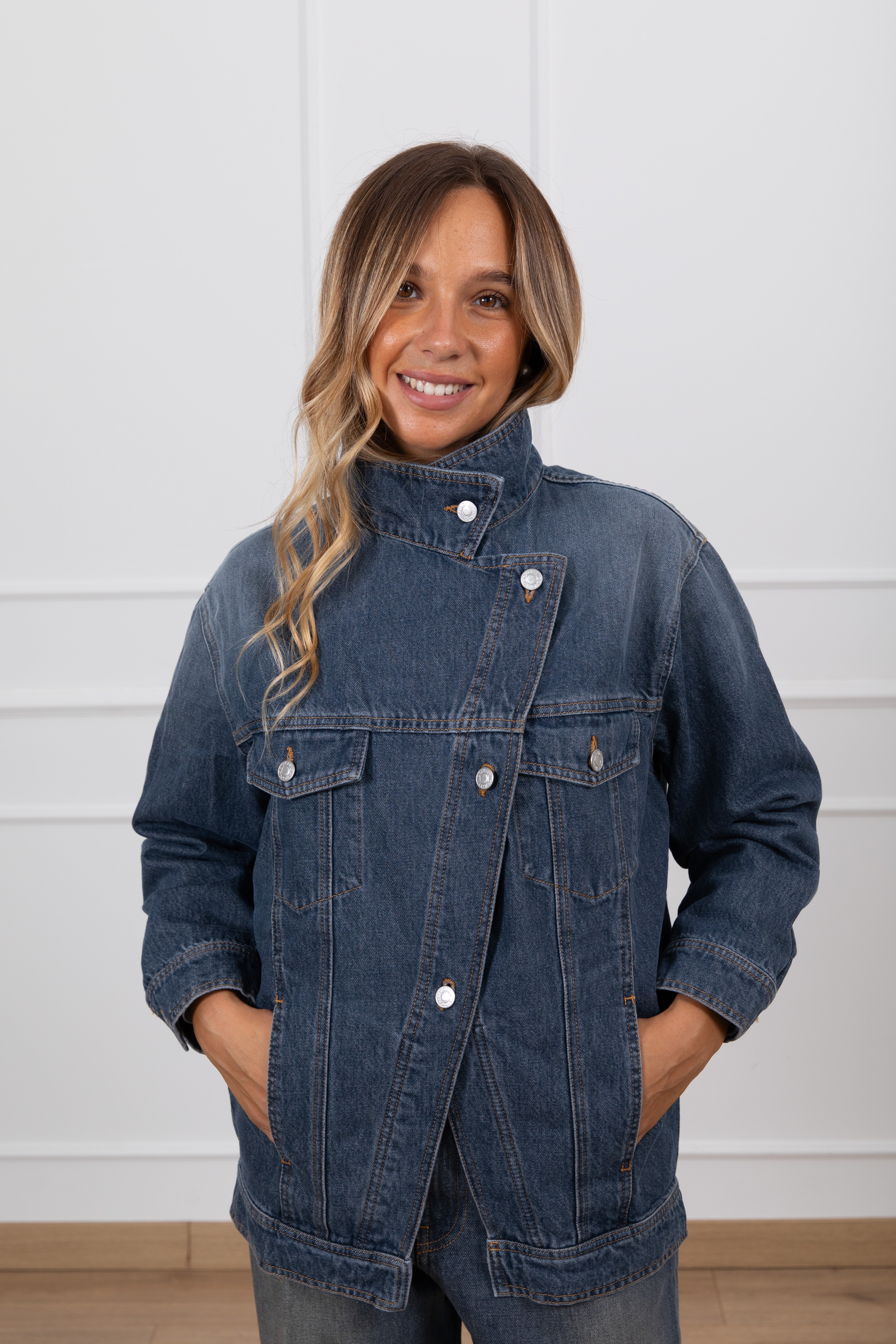 Giacca jeans Willa con taglio obliquo ViCOLO