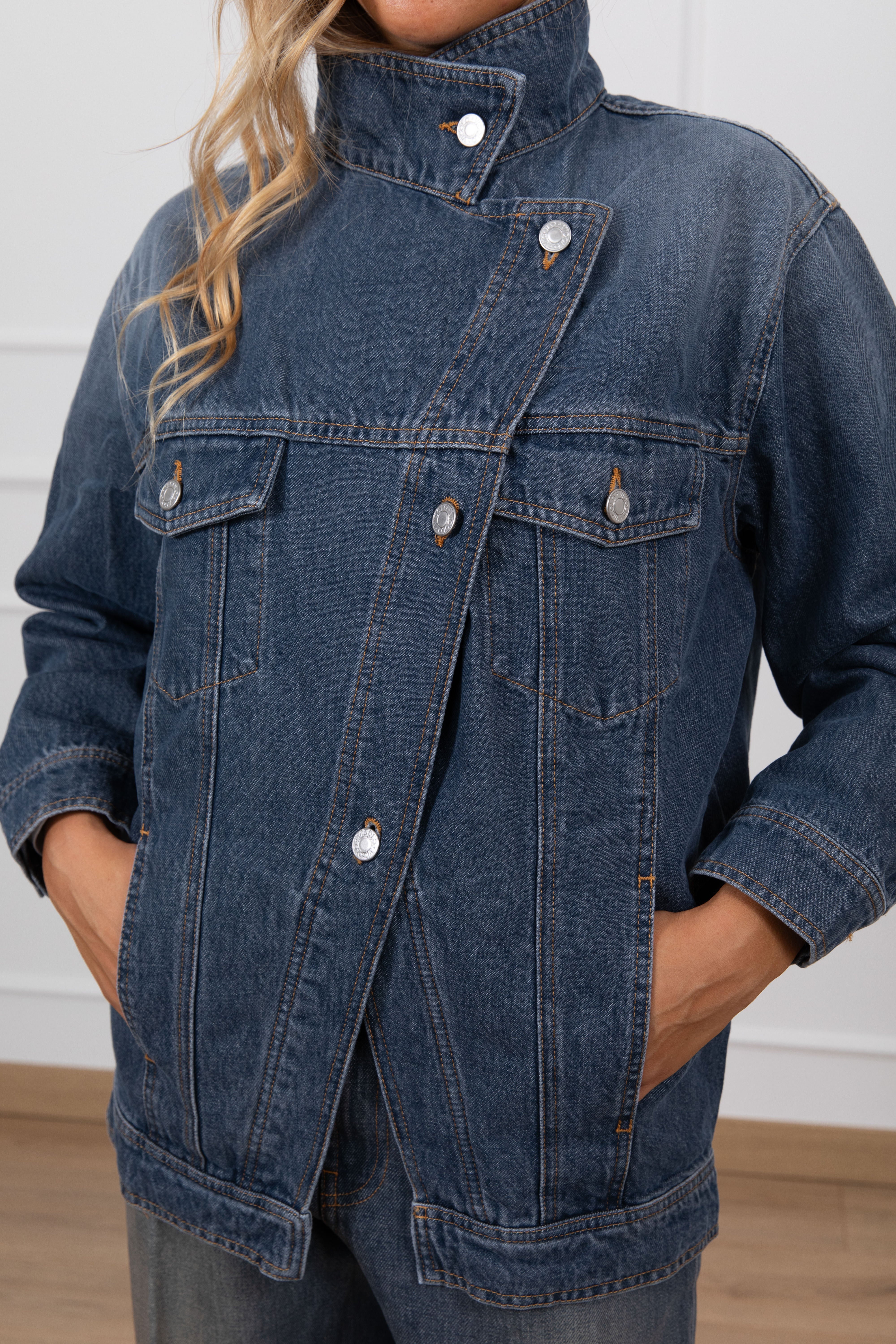 Giacca jeans Willa con taglio obliquo ViCOLO