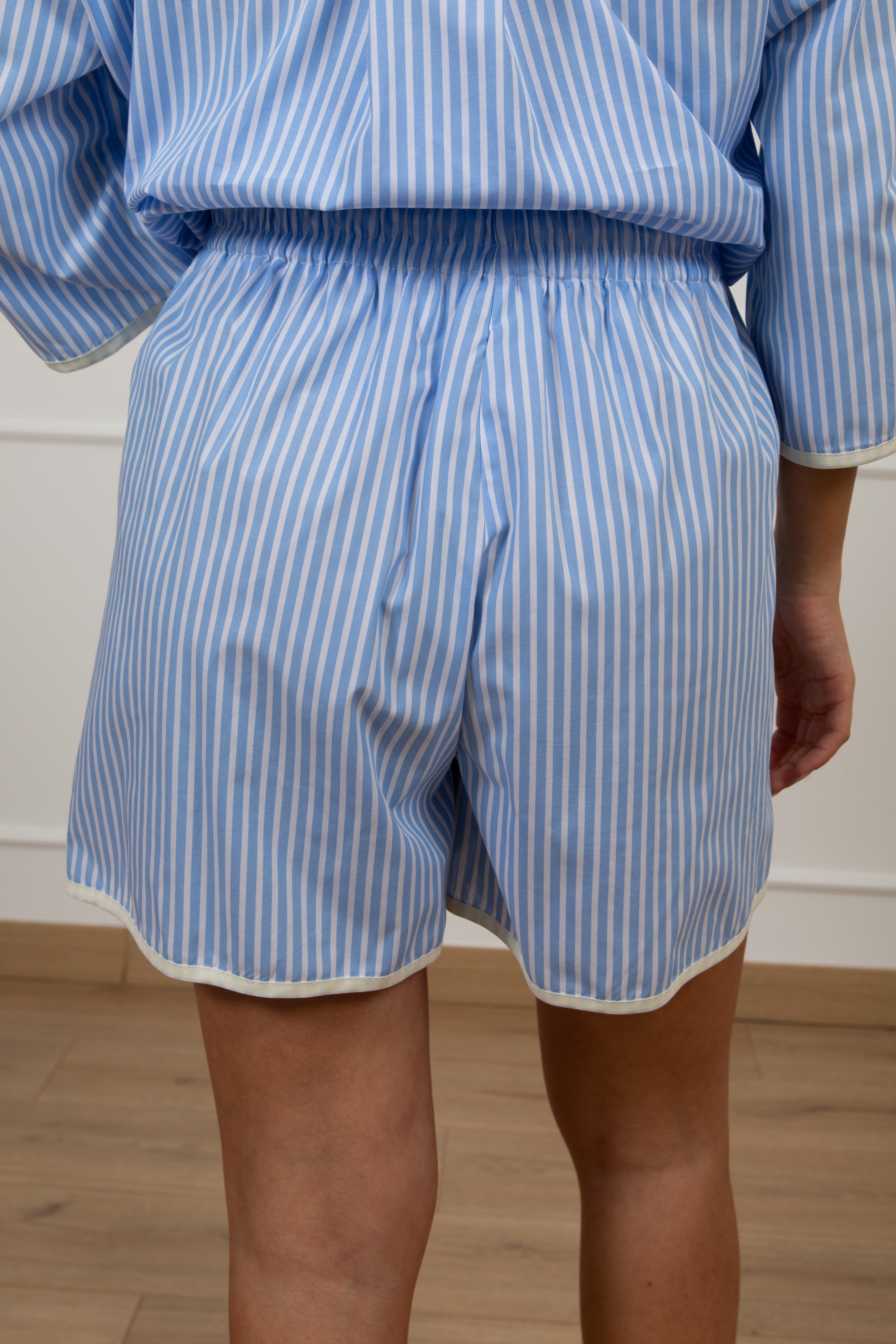 Shorts bacchettato con profili a contrasto ViCOLO