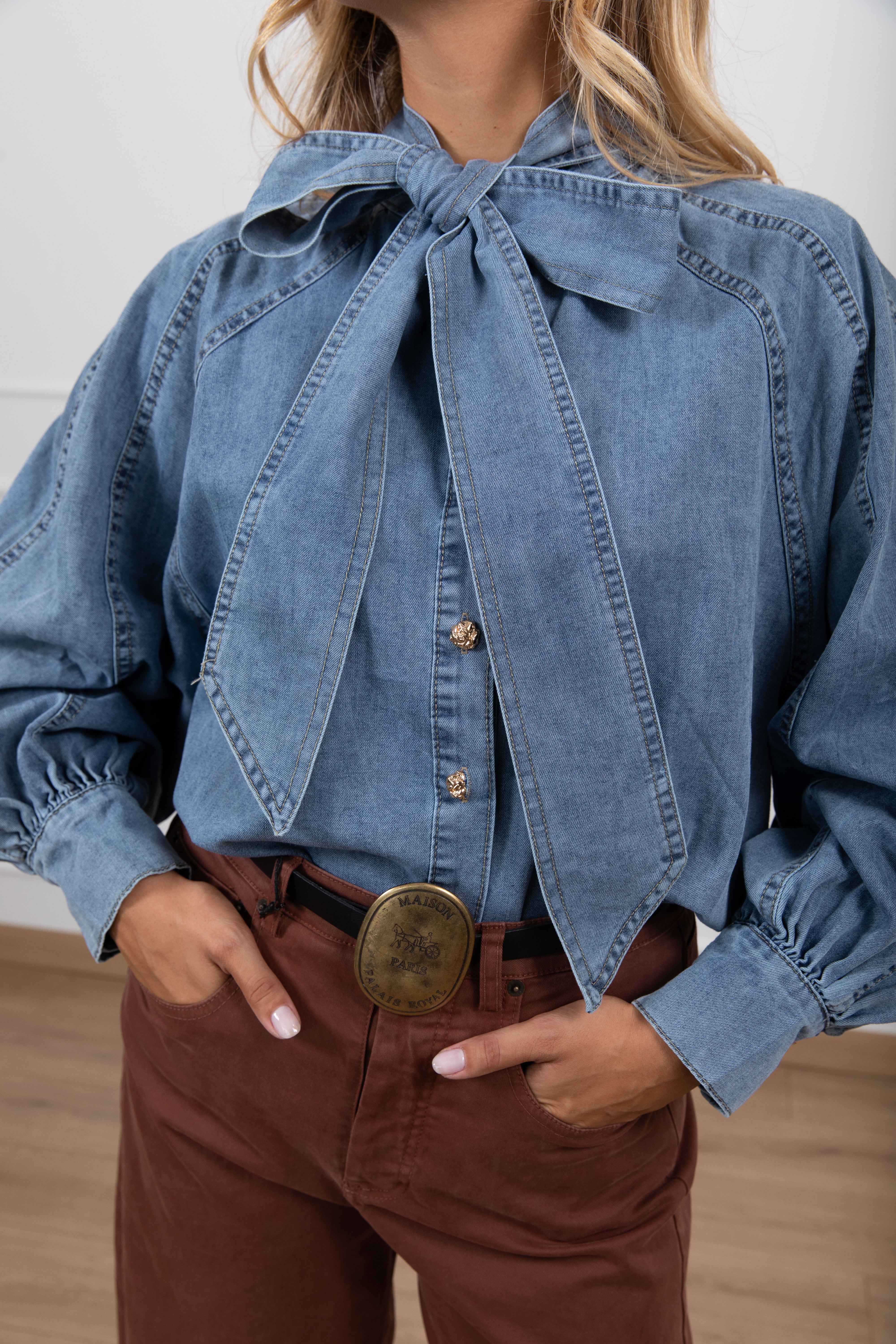 PRE ORDER 7/09 Camicia jeans lavaggio chiaro con fiocco e bottoni oro Susy Mix