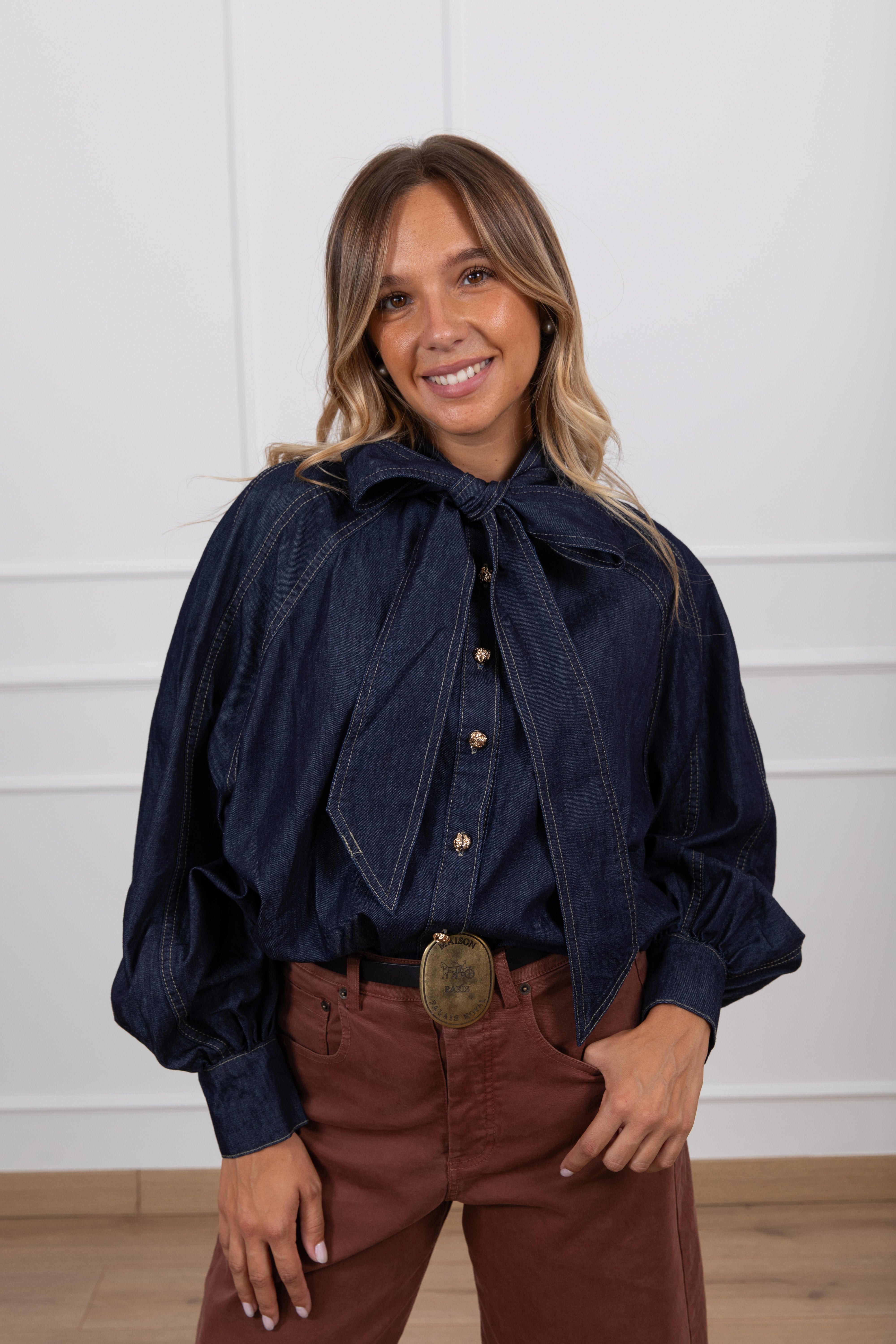 Camicia jeans lavaggio scuro con fiocco e bottoni oro Susy Mix