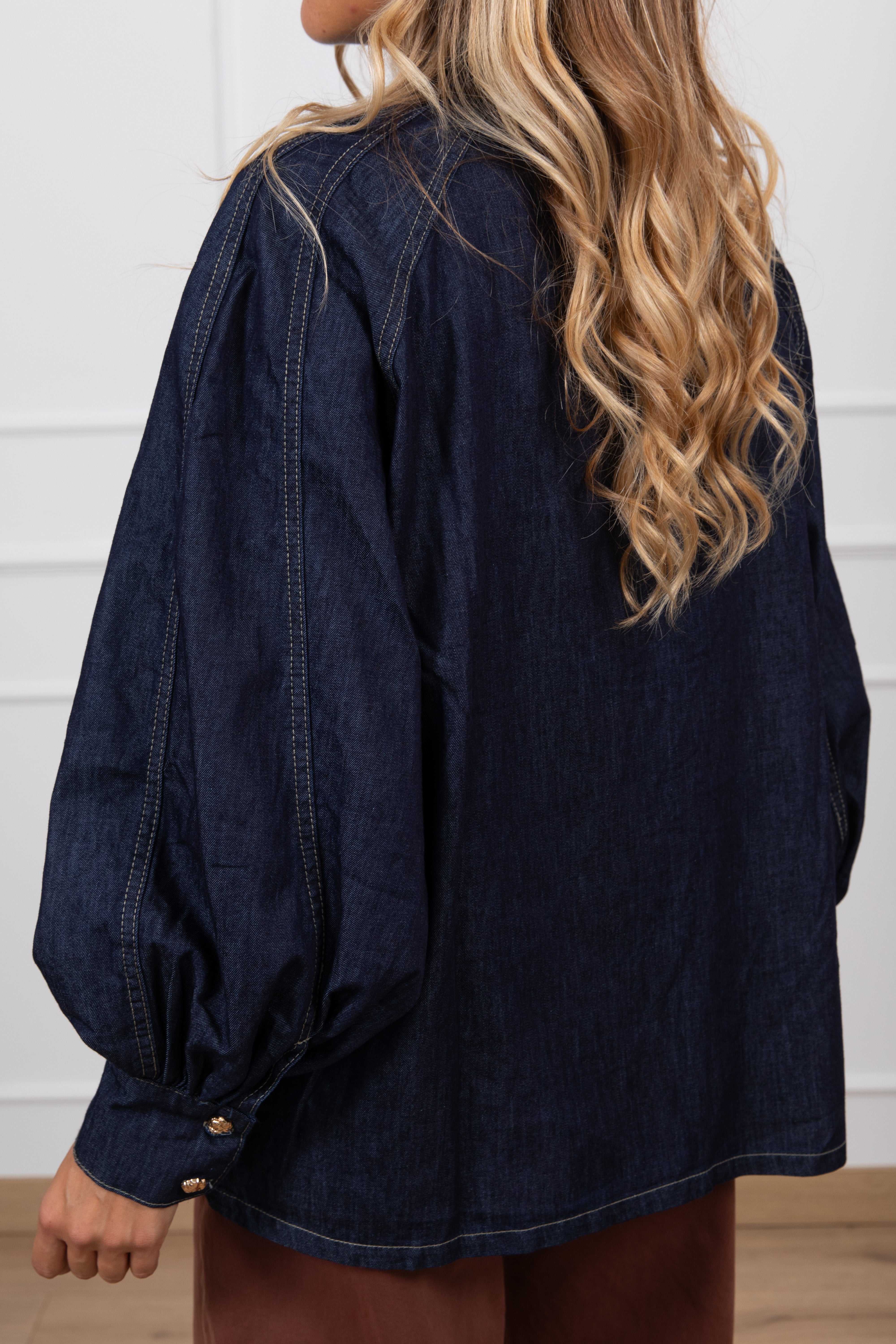Camicia jeans lavaggio scuro con fiocco e bottoni oro Susy Mix