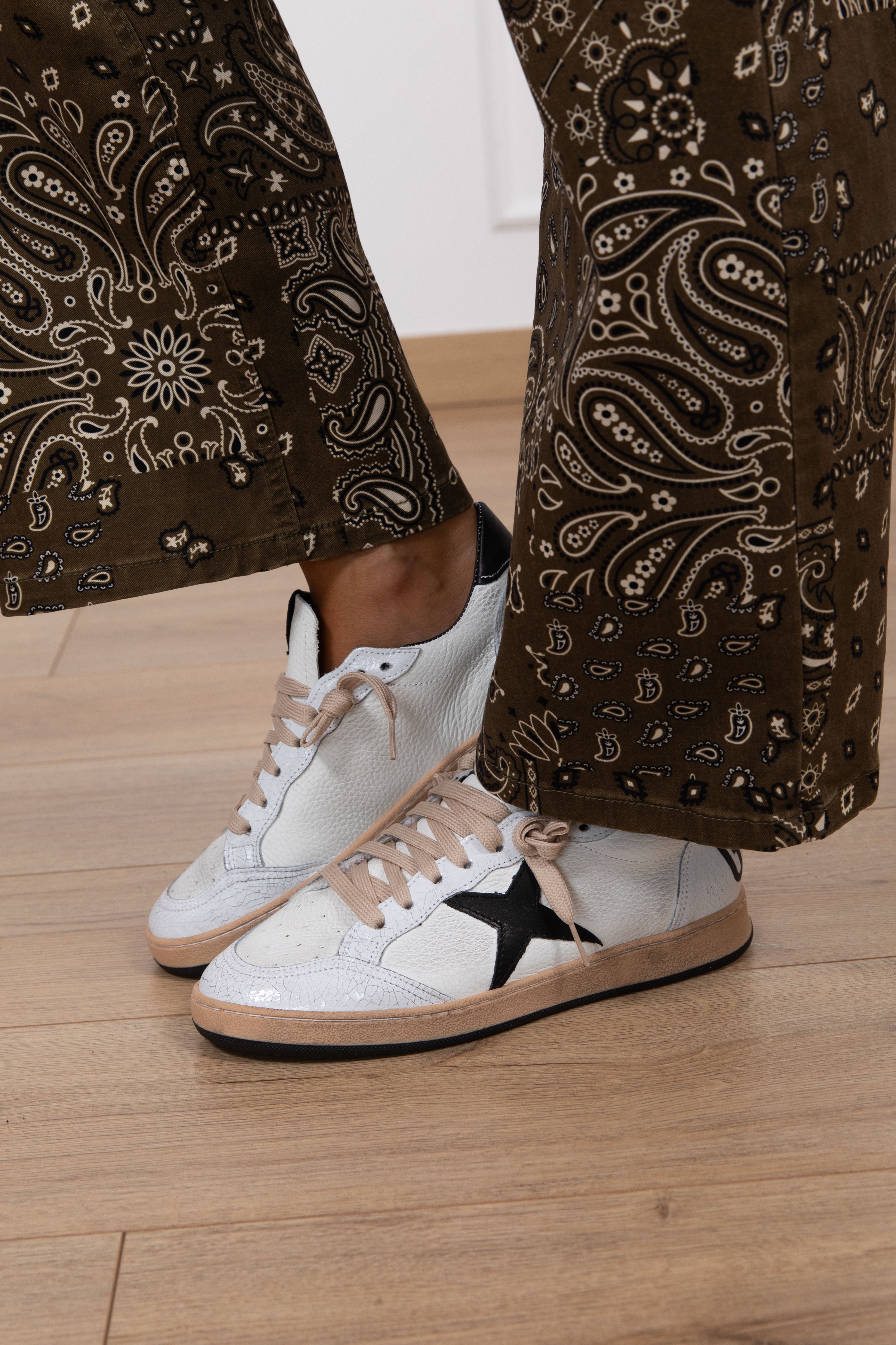 Sneakers "Good Vibes" in pelle variante nero Divine Follie