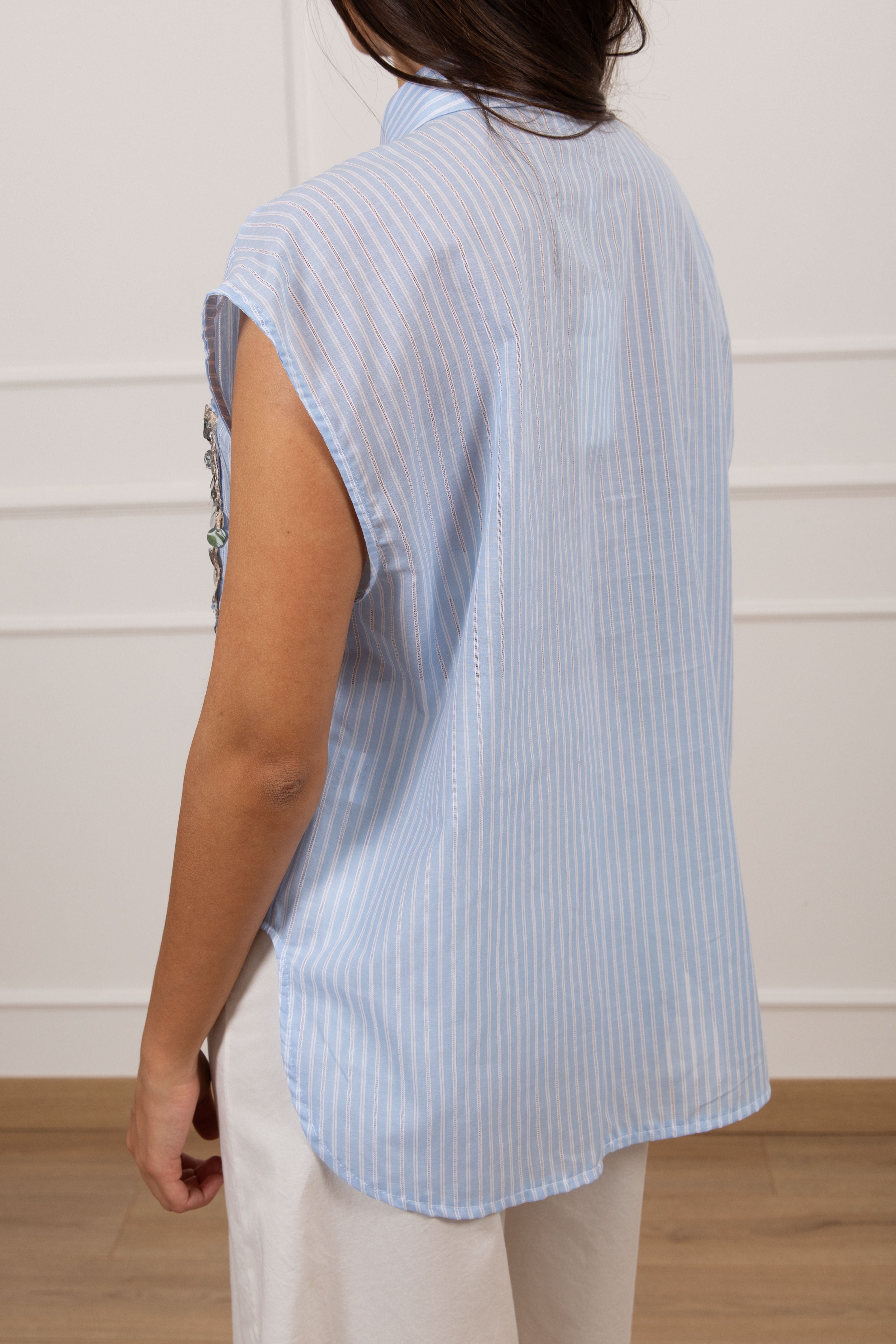 Camicia smanicata con trama gessata e tasca paillettes Motel