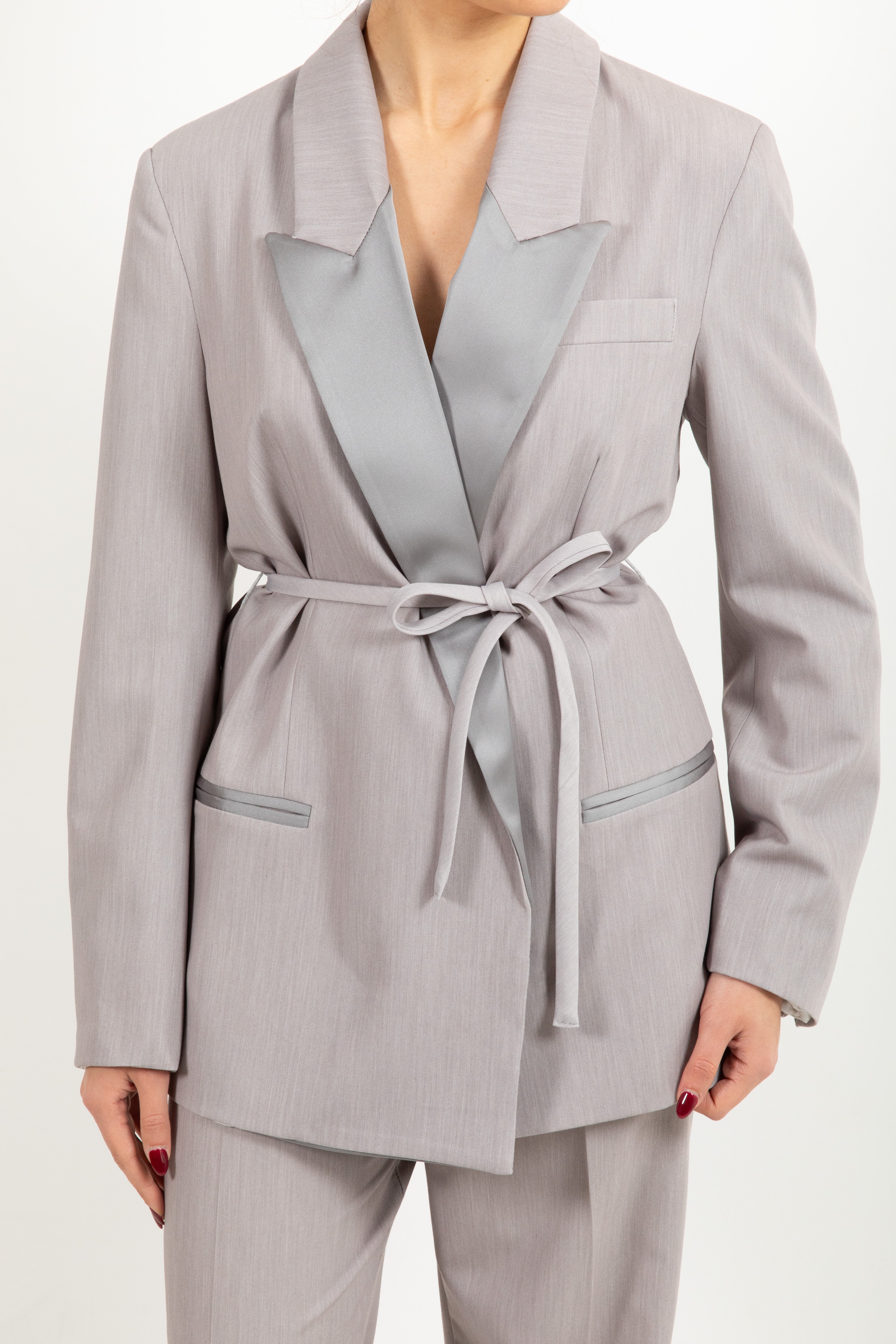 Tailleur giacca con fusciacca e pantalone gamba dritta con dettagli in raso ViCOLO