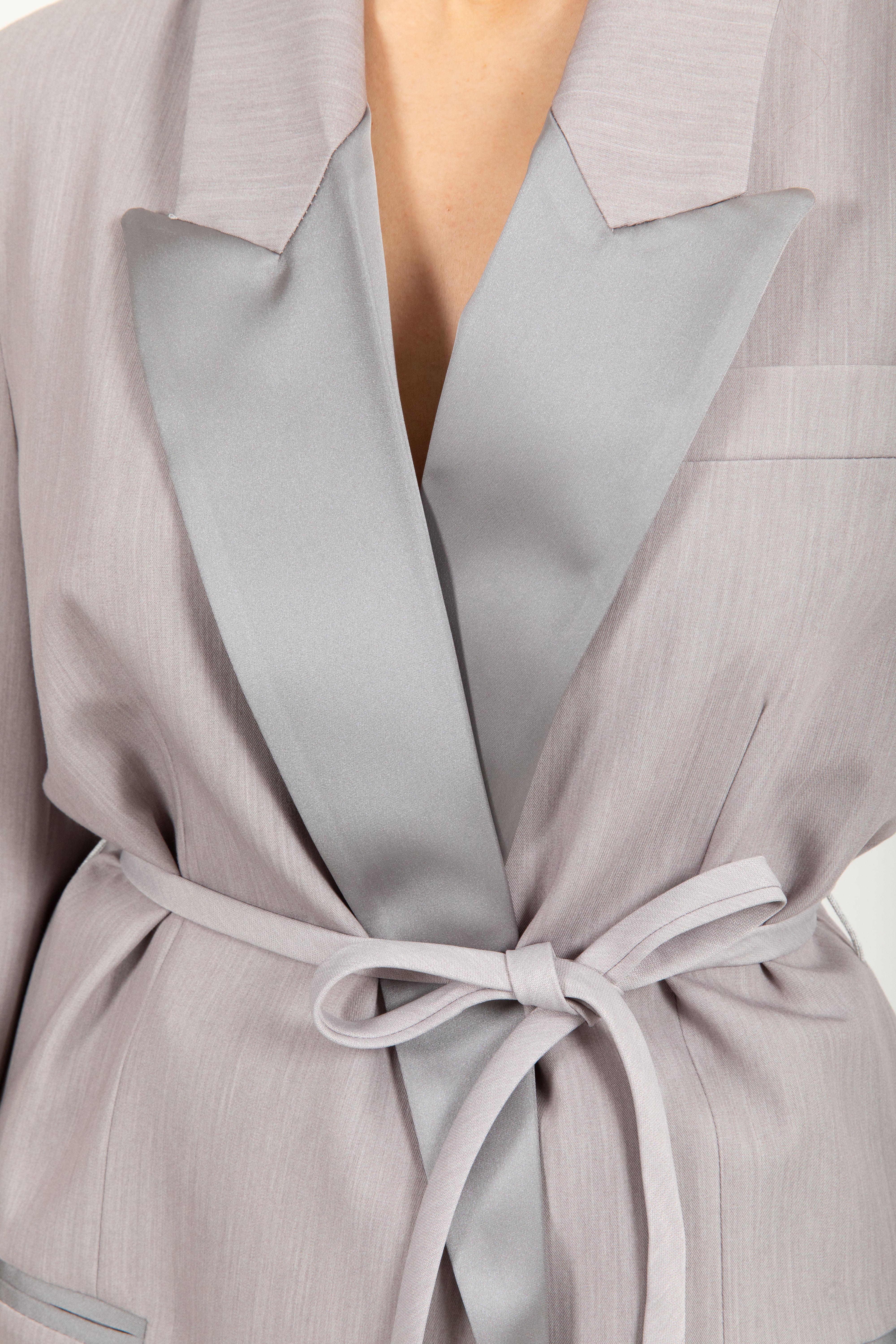 Tailleur giacca con fusciacca e pantalone gamba dritta con dettagli in raso ViCOLO