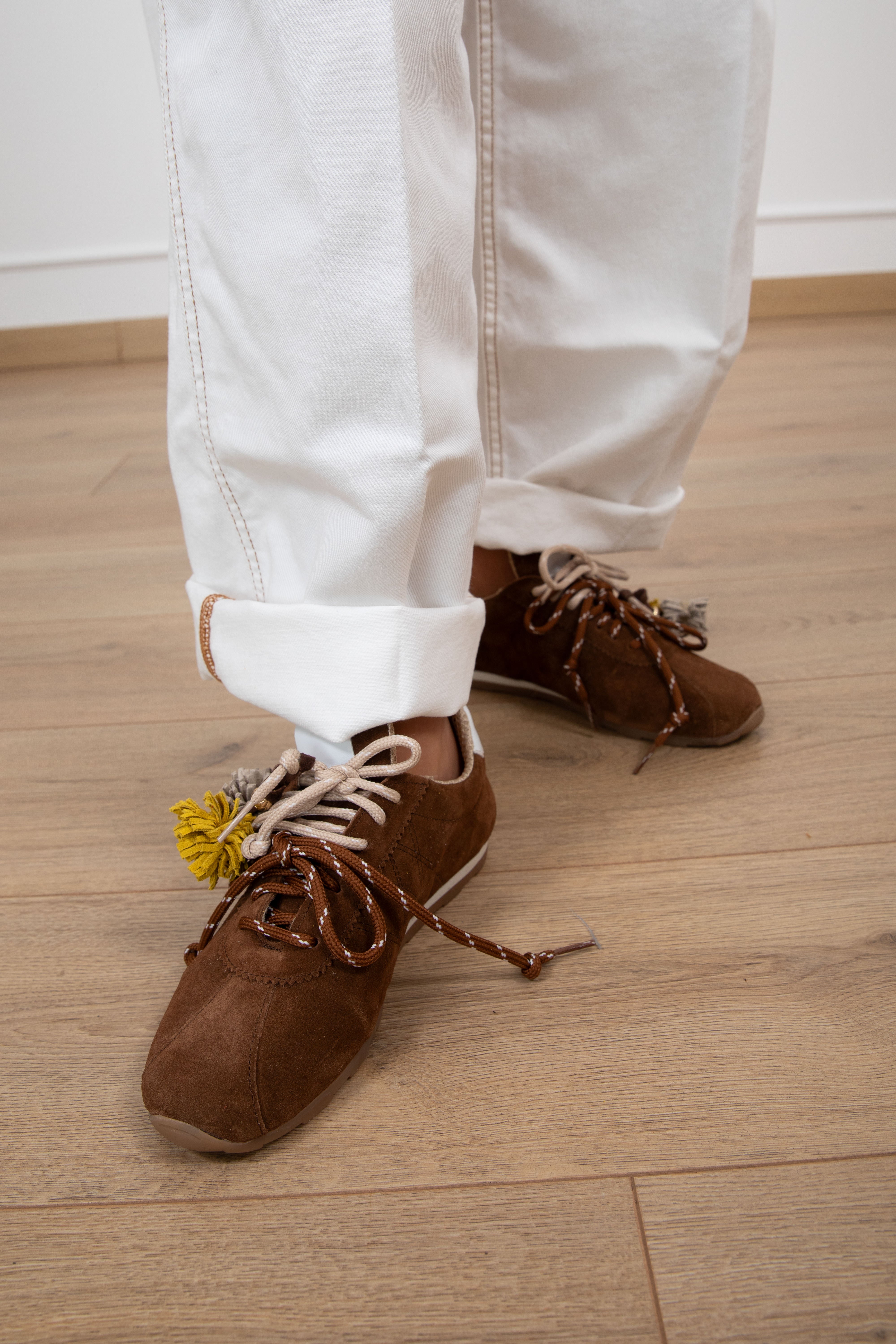 Sneakers con lacci bi-color e pon pon Attika