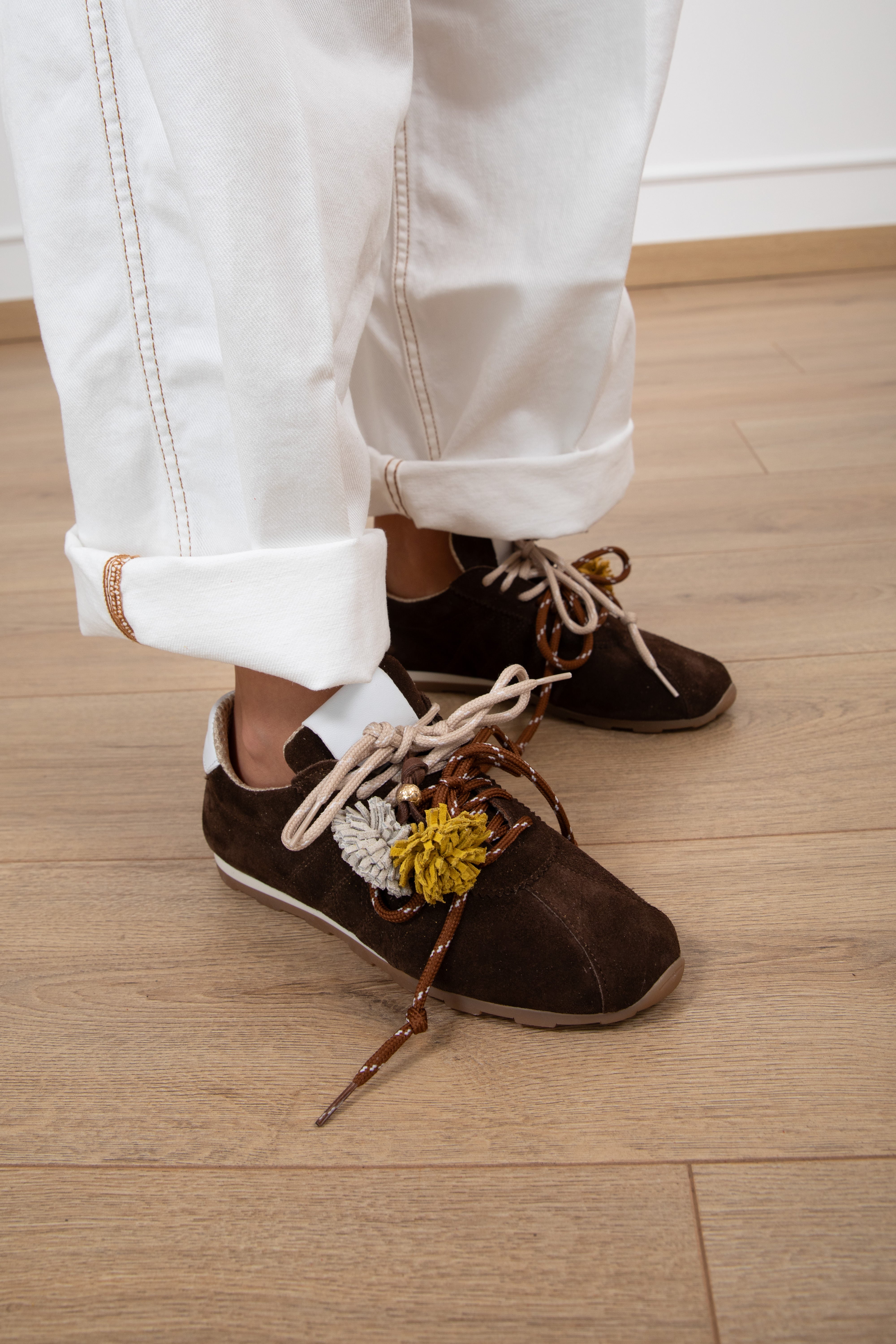 Sneakers con lacci bi-color e pon pon Attika