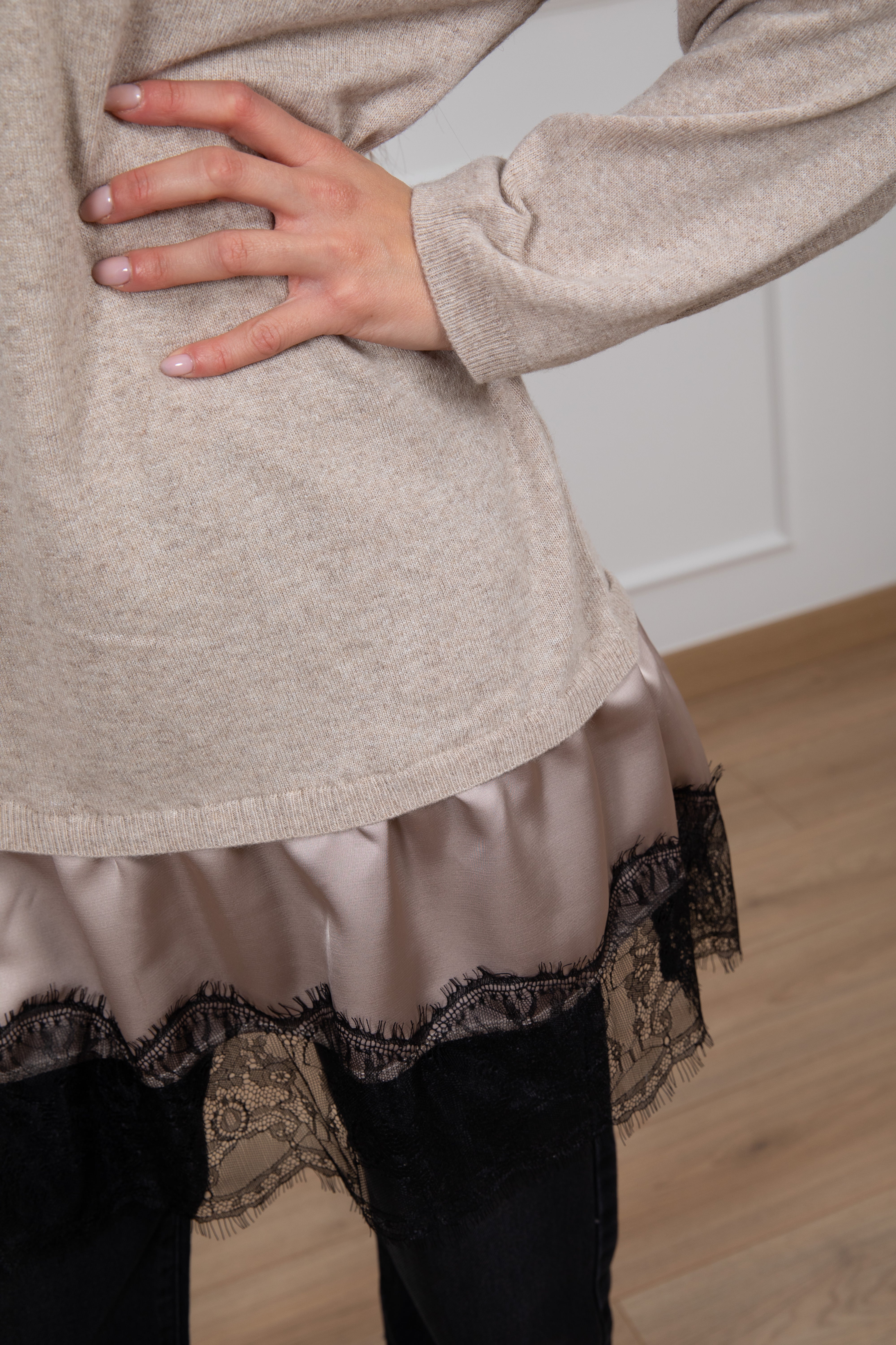 Maxi-maglia scollo a "V" con inserto lingerie Vicolo