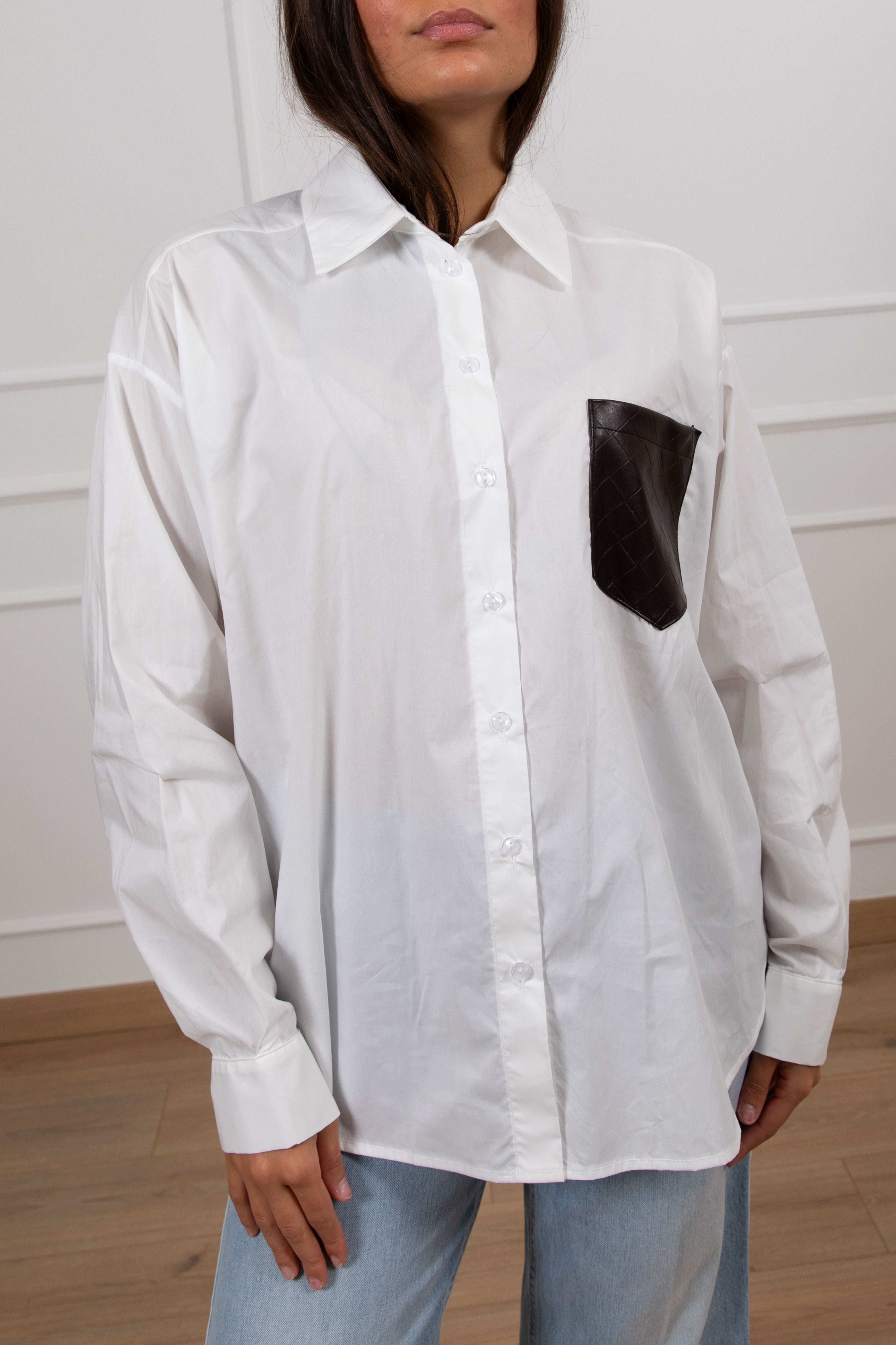 Camicia over-size con tasca in eco-pelle intrecciata Motel