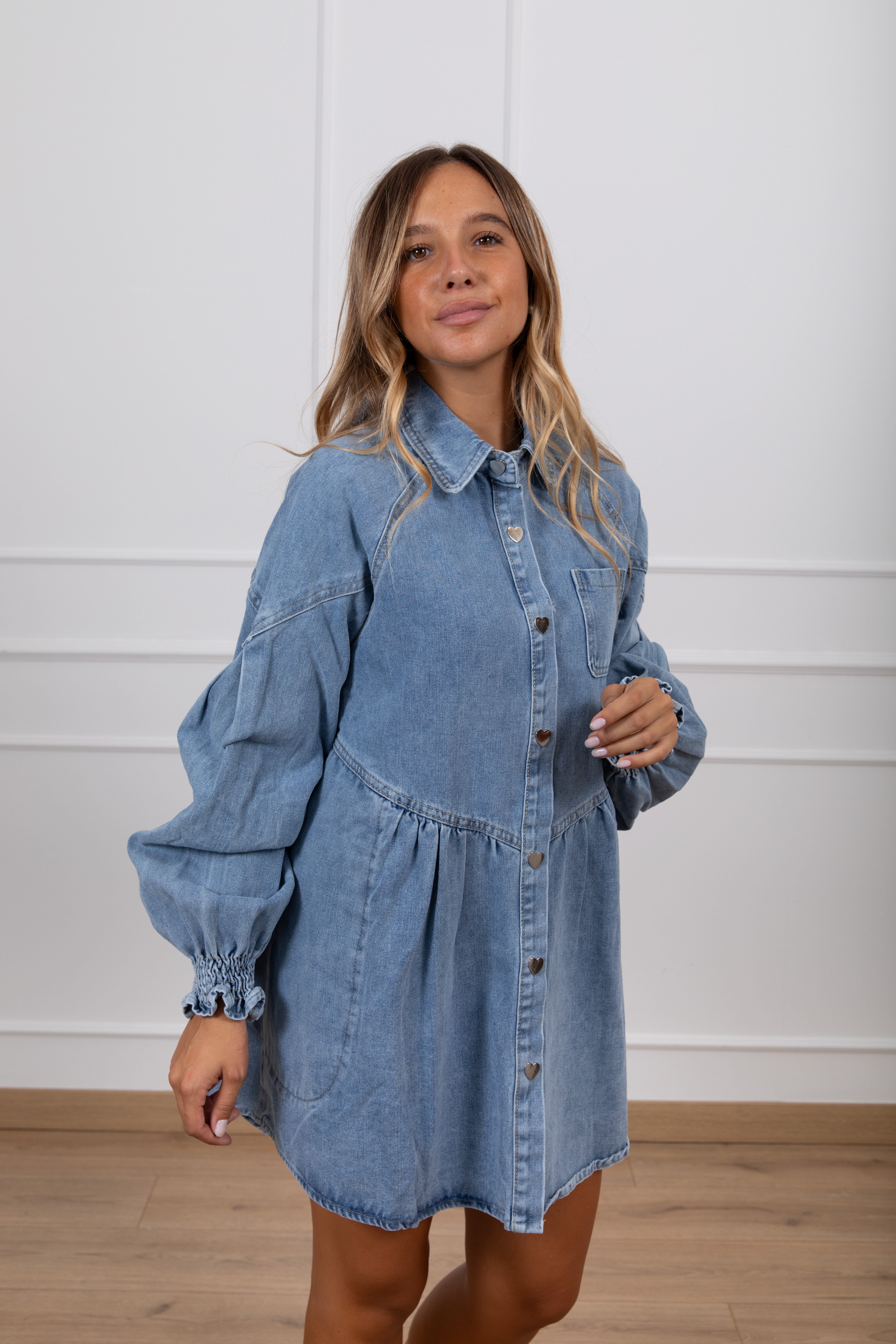 Mini-abito in jeans con bottoni cuore variante azzurro Susy Mix