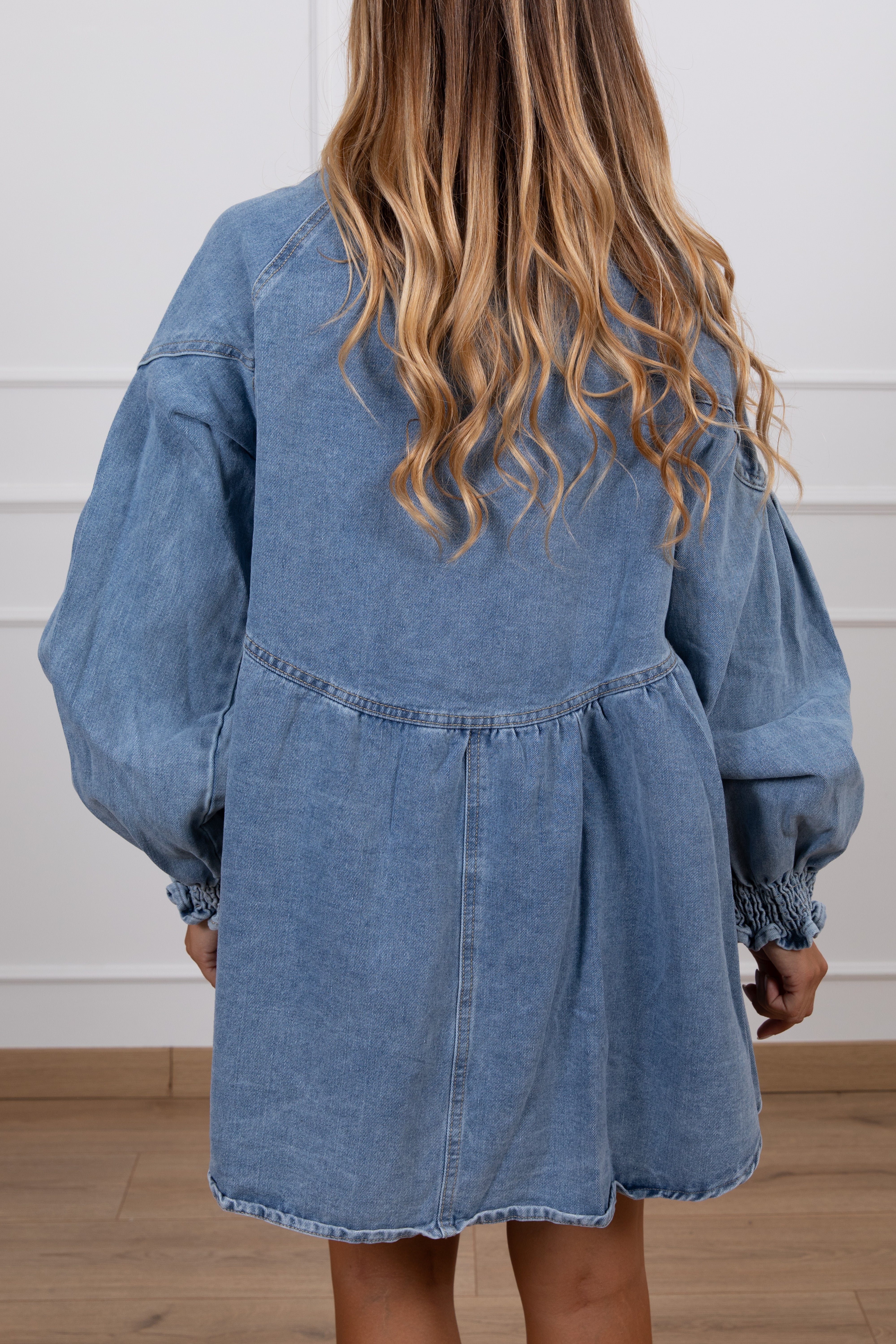 Mini-abito in jeans con bottoni cuore variante azzurro Susy Mix
