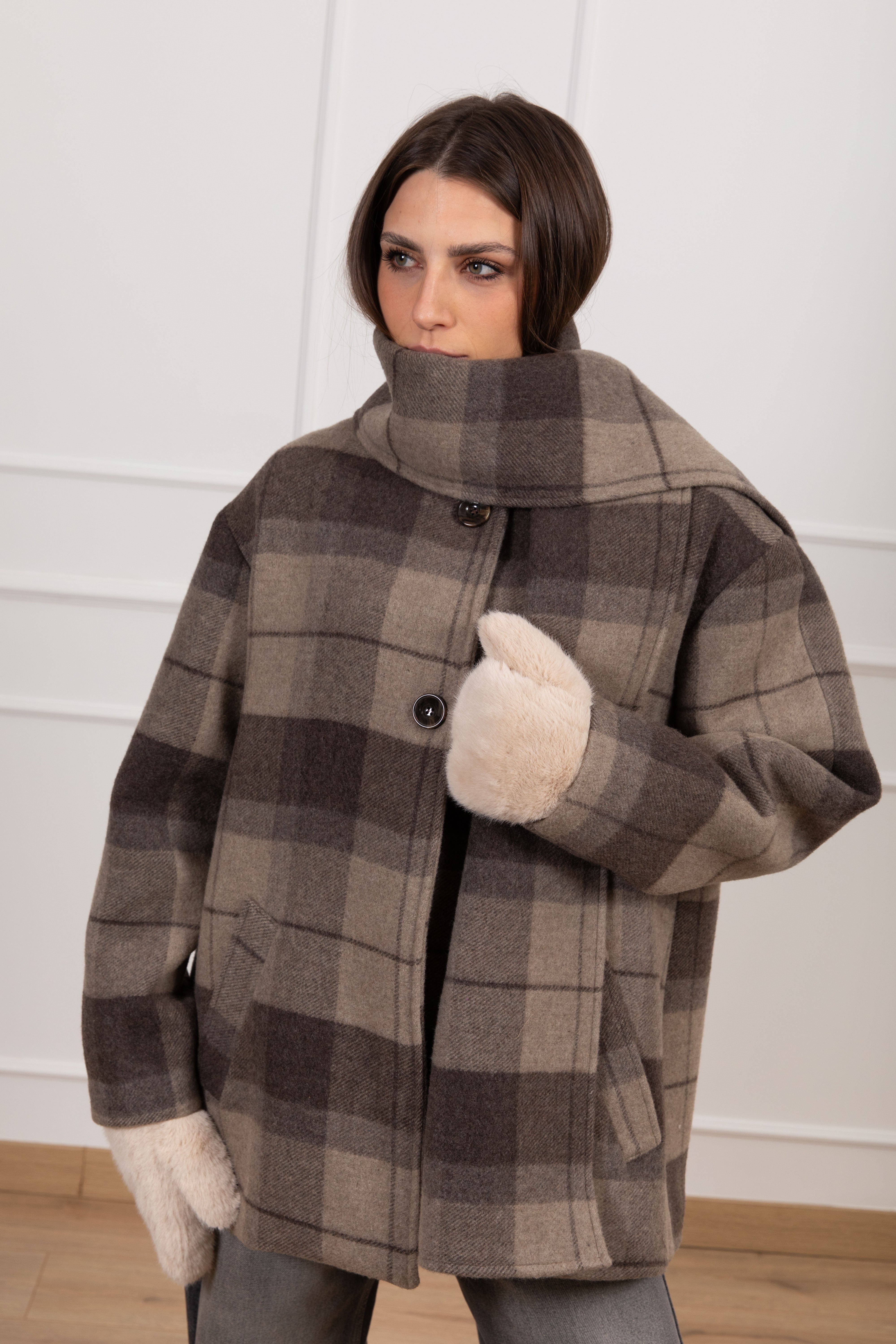 Cappotto a quadri con sciarpa inclusa e guanti Tensione IN