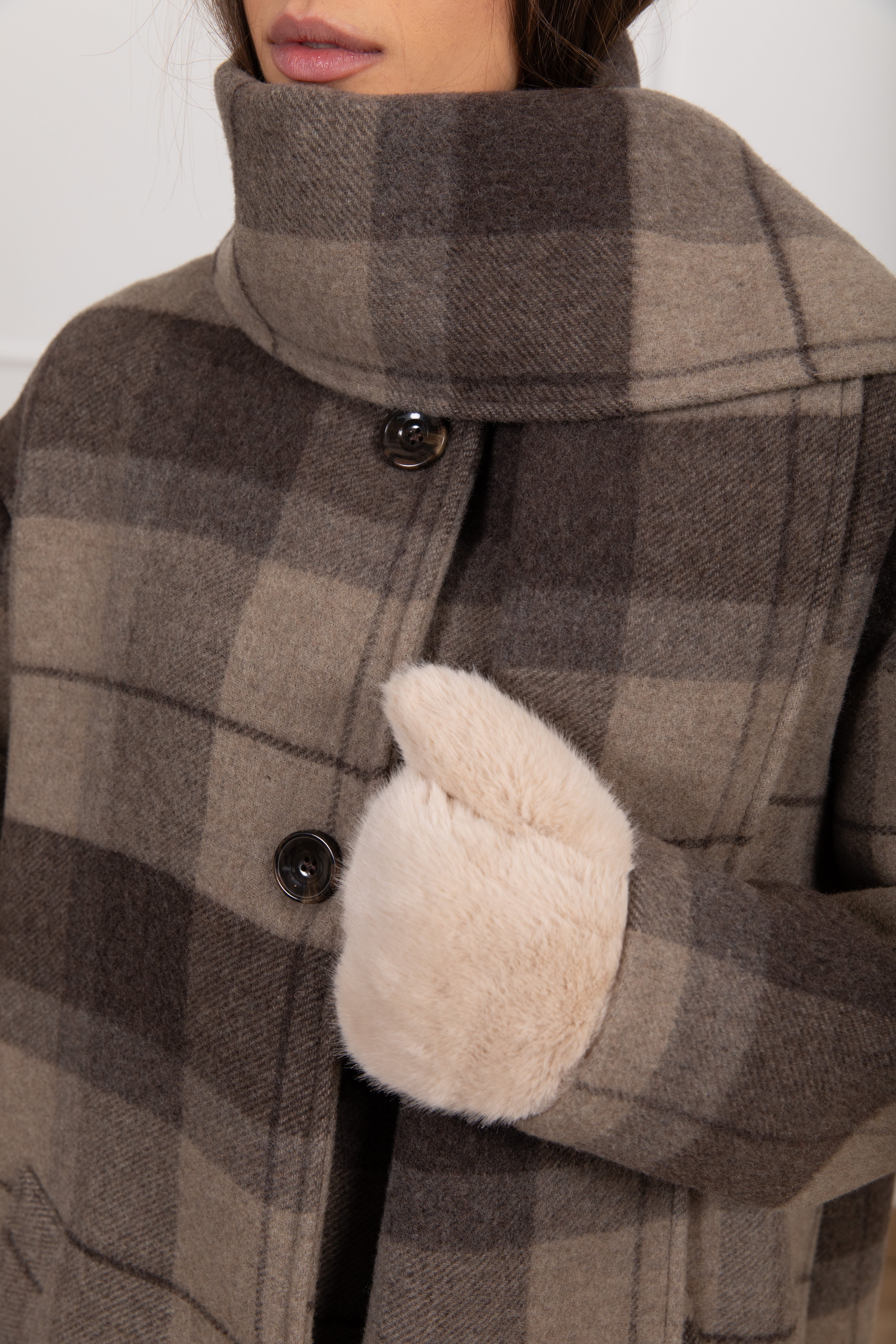 Cappotto a quadri con sciarpa inclusa e guanti Tensione IN