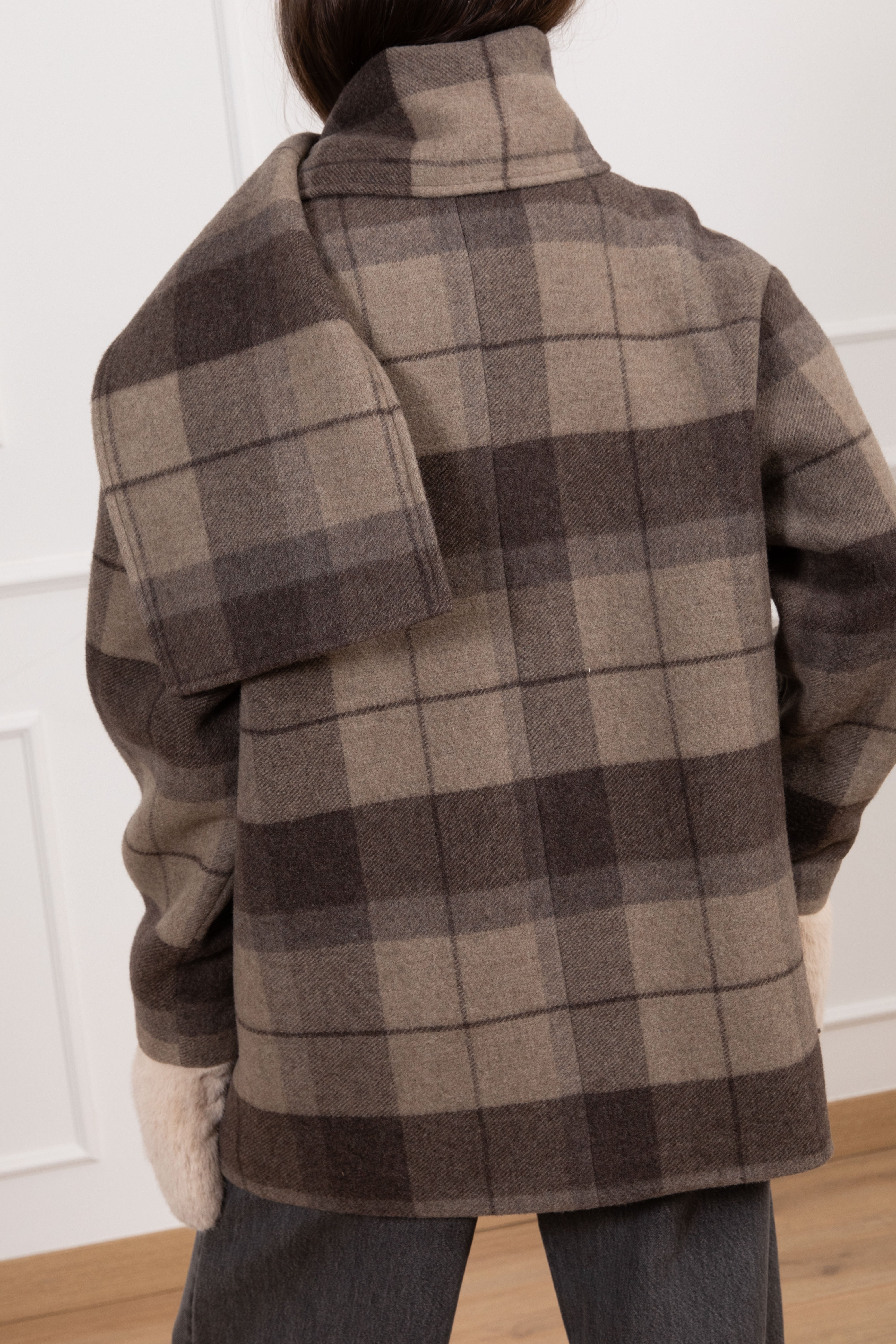 Cappotto a quadri con sciarpa inclusa e guanti Tensione IN