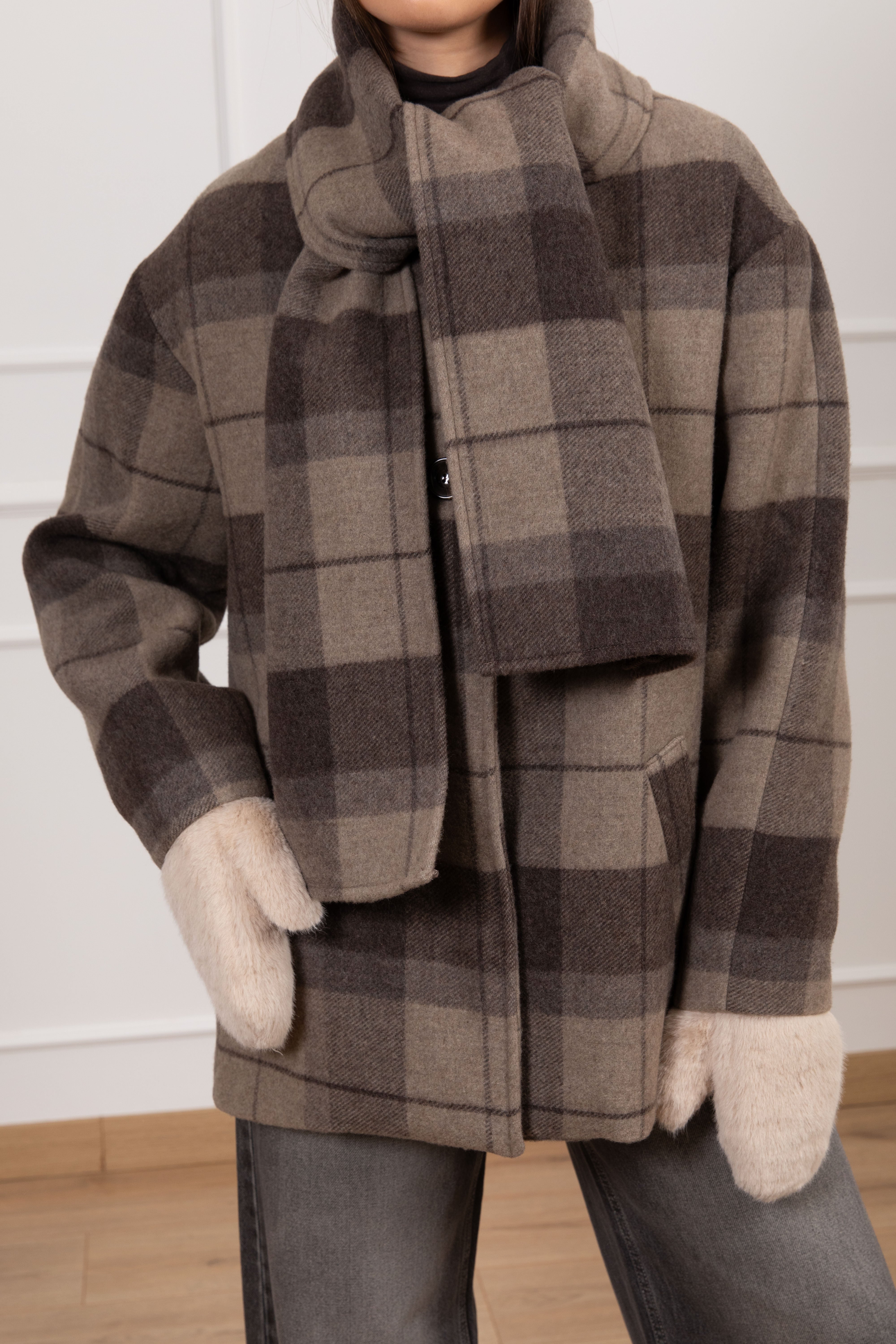 Cappotto a quadri con sciarpa inclusa e guanti Tensione IN