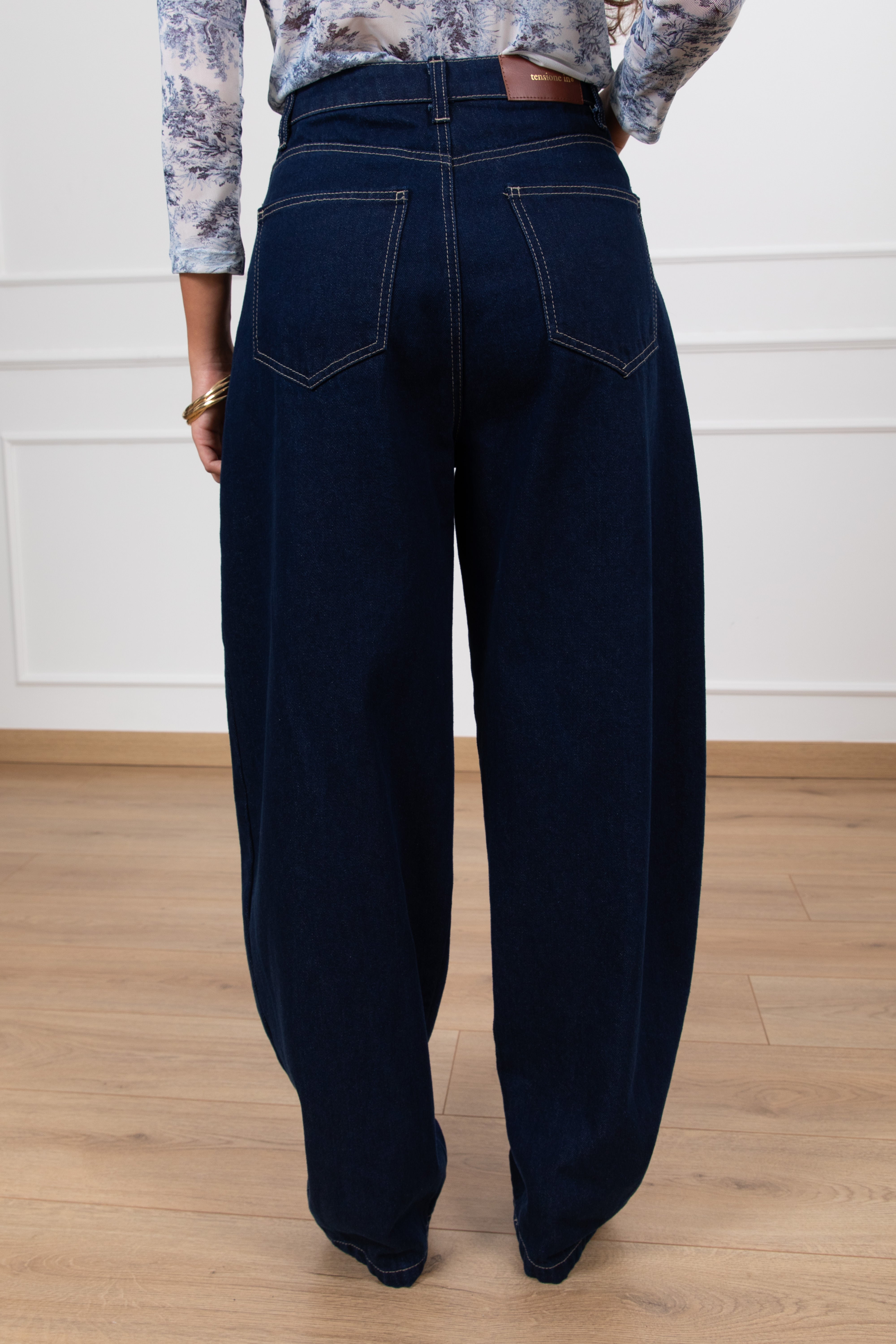 Jeans barrel-fit lavaggio scuro Tensione IN