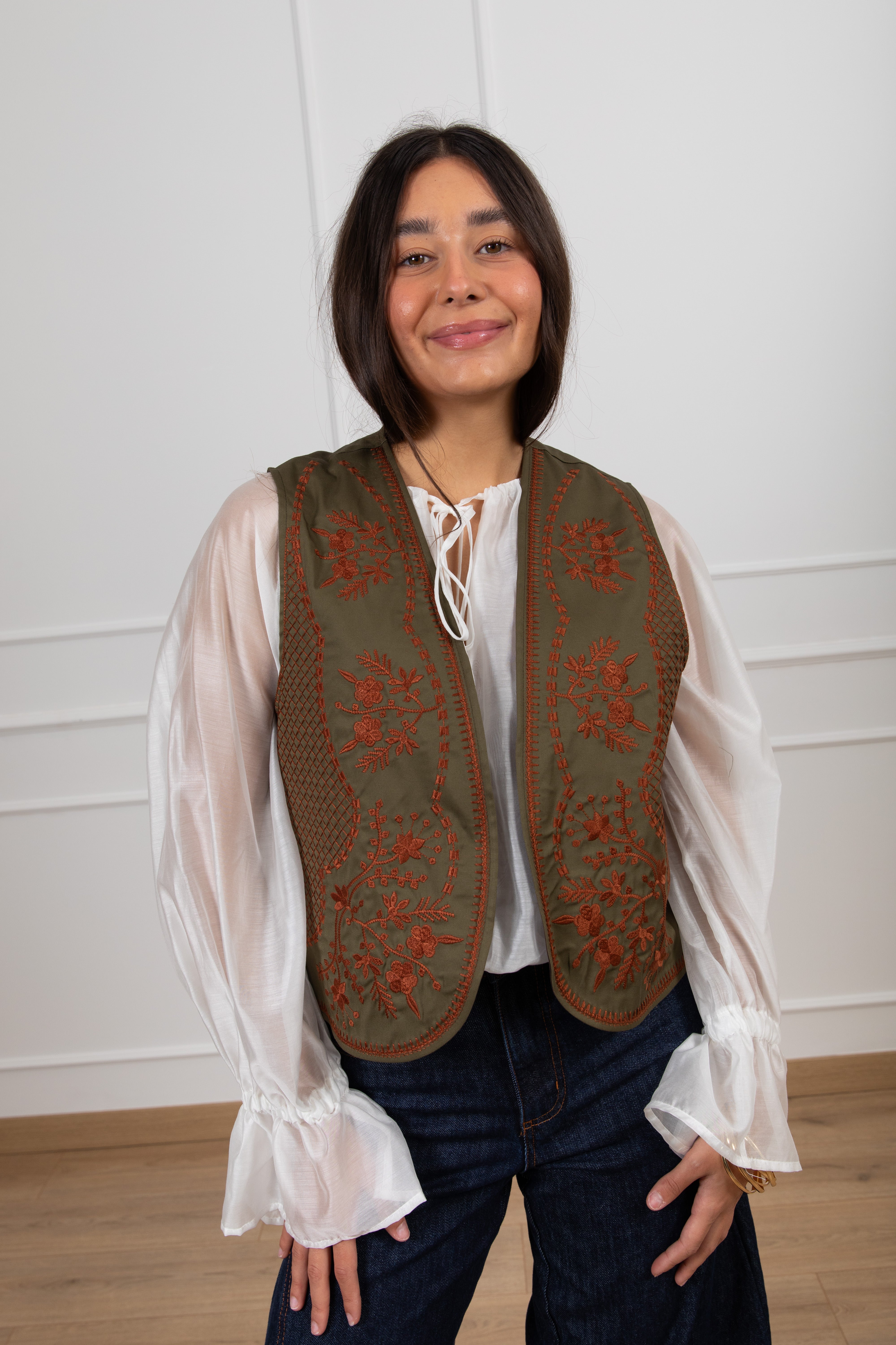 Gilet in cotone con ricamo a contrasto ViCOLO